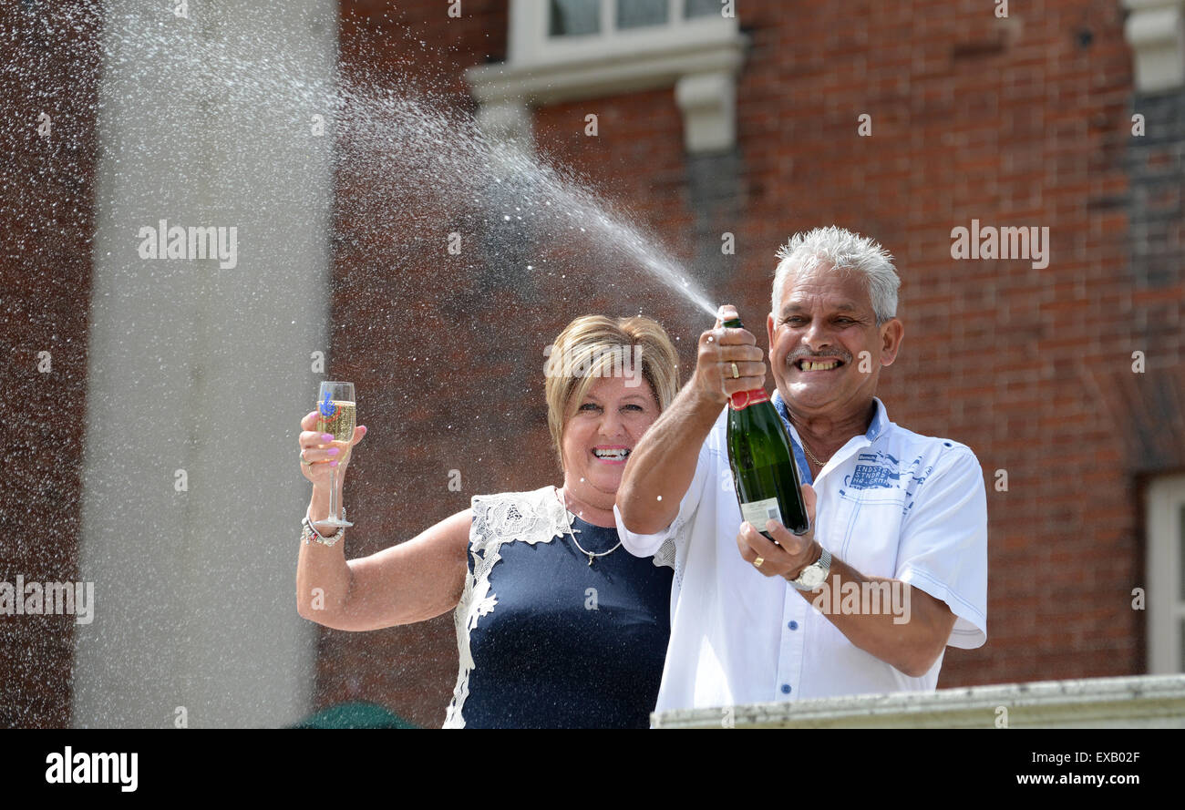 I vincitori della lotteria Alba e Malcolm Bosworth da Tamworth celebrano il loro £5,872,705 vincita al lotto. La coppia era niente circa il loro vincere fino a martedì come erano in vacanza in Egitto e non potrebbe aprire un messaggio di posta elettronica da organizzatori di lotterie Camelot Credito: David Bagnall/Alamy Live News Foto Stock I vincitori della lotteria Alba e Malcolm Bosworth da Tamworth celebrano il loro £5,872,705 vincita al lotto. La coppia era niente circa il loro vincere fino a martedì come erano in vacanza in Egitto e non potrebbe aprire un messaggio di posta elettronica da organizzatori di lotterie Camelot Credito: David Bagnall/Alamy Live News Foto Stock