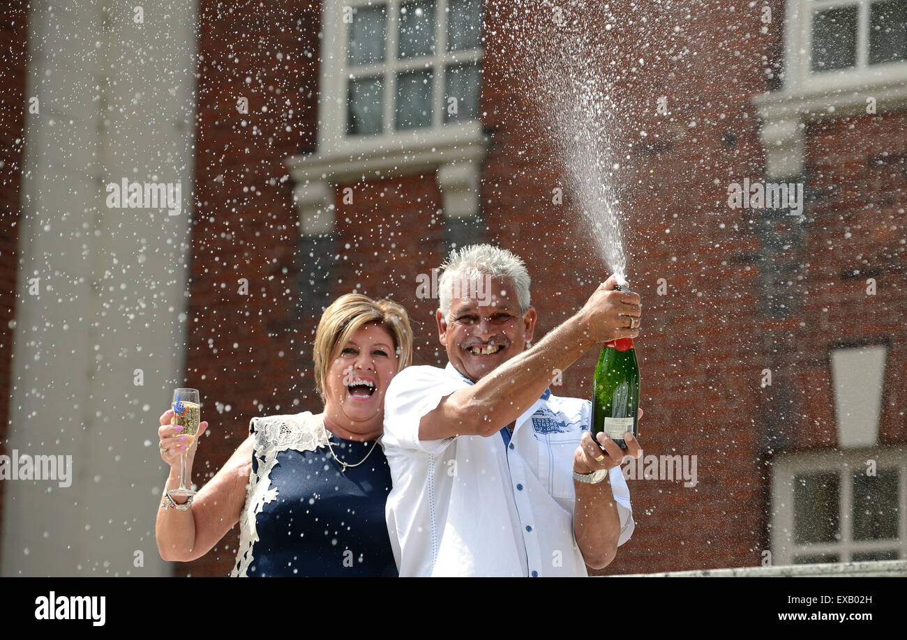 I vincitori della lotteria Alba e Malcolm Bosworth da Tamworth celebrano il loro £5,872,705 vincita al lotto. La coppia era niente circa il loro vincere fino a martedì come erano in vacanza in Egitto e non potrebbe aprire un messaggio di posta elettronica da organizzatori di lotterie Camelot Credito: David Bagnall/Alamy Live News Foto Stock I vincitori della lotteria Alba e Malcolm Bosworth da Tamworth celebrano il loro £5,872,705 vincita al lotto. La coppia era niente circa il loro vincere fino a martedì come erano in vacanza in Egitto e non potrebbe aprire un messaggio di posta elettronica da organizzatori di lotterie Camelot Credito: David Bagnall/Alamy Live News Foto Stock