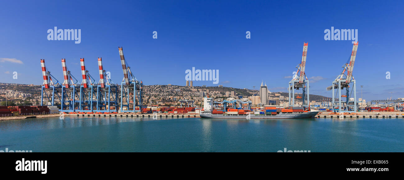 Vista panoramica della città di Haifa da Haifa di porta del dock con nave portacontainer e Carmelo mountain in background Foto Stock