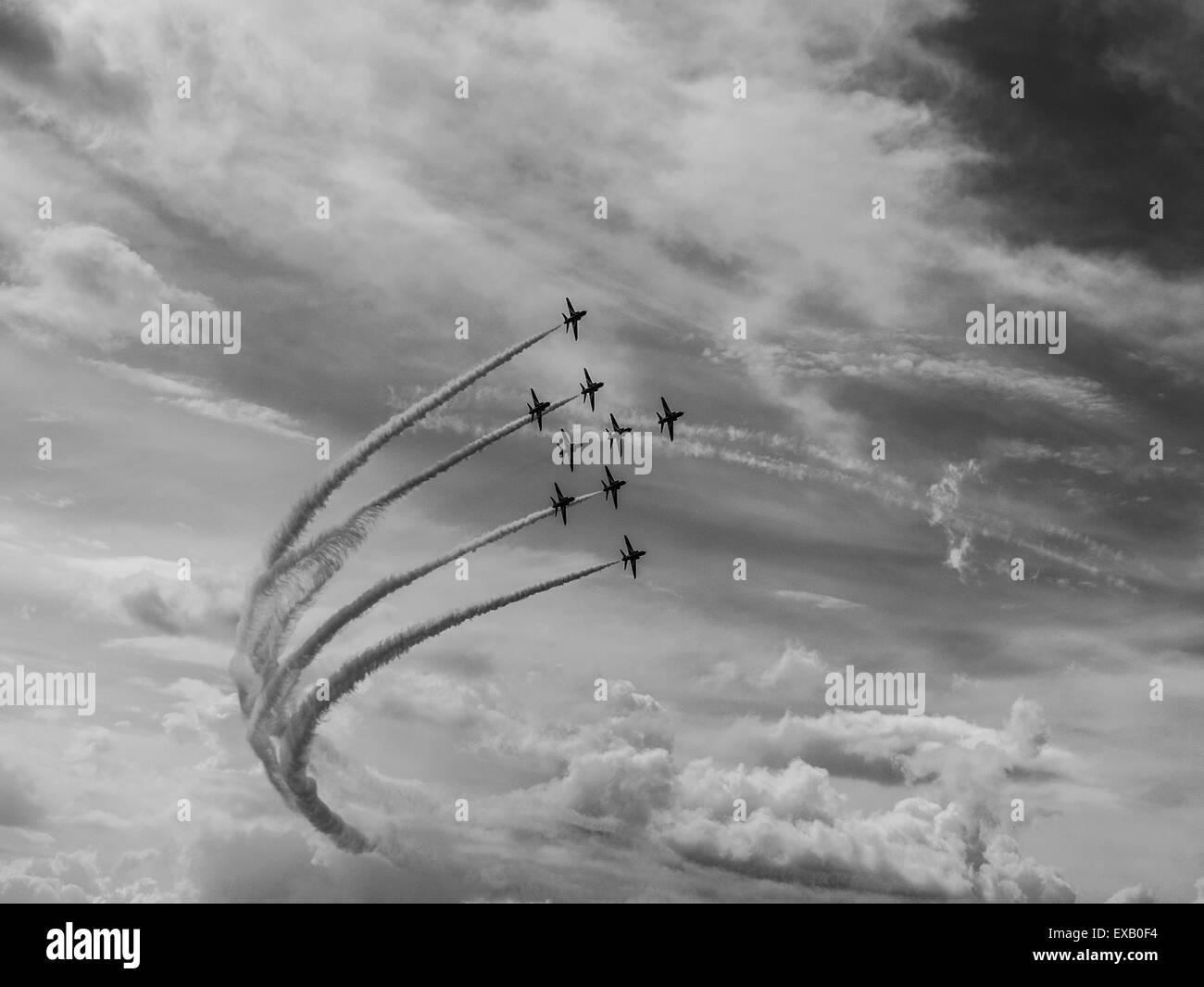 In bianco e nero il colpo di frecce rosse di eseguire a Farnborough Airshow internazionale Foto Stock