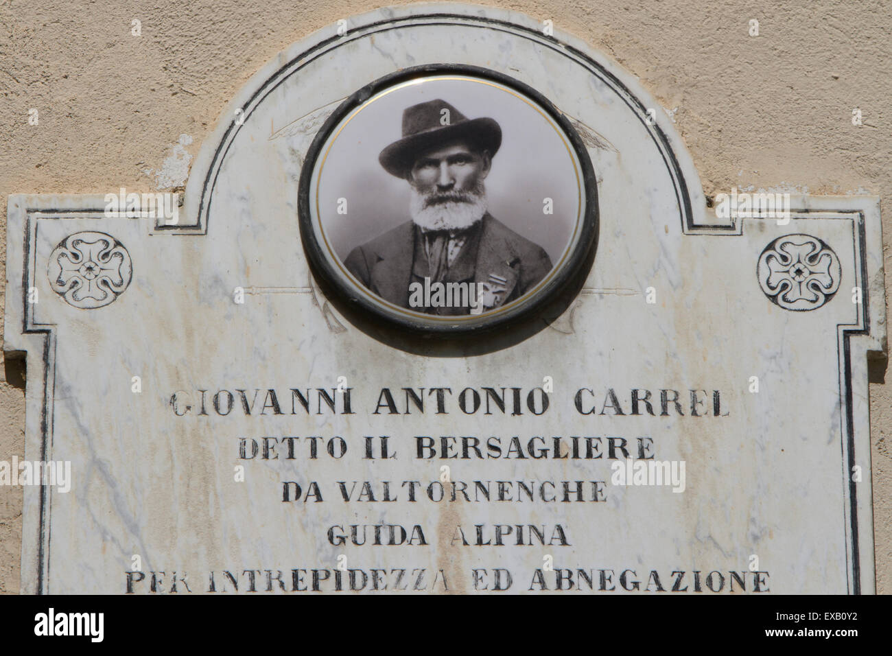 Valtournenche, Italia. Targa commemorativa della guida alpina italiana Jean Antoine Carrel. Carrel fece la prima salita dal lato italiano del Cervino nel luglio 1865. Foto Stock