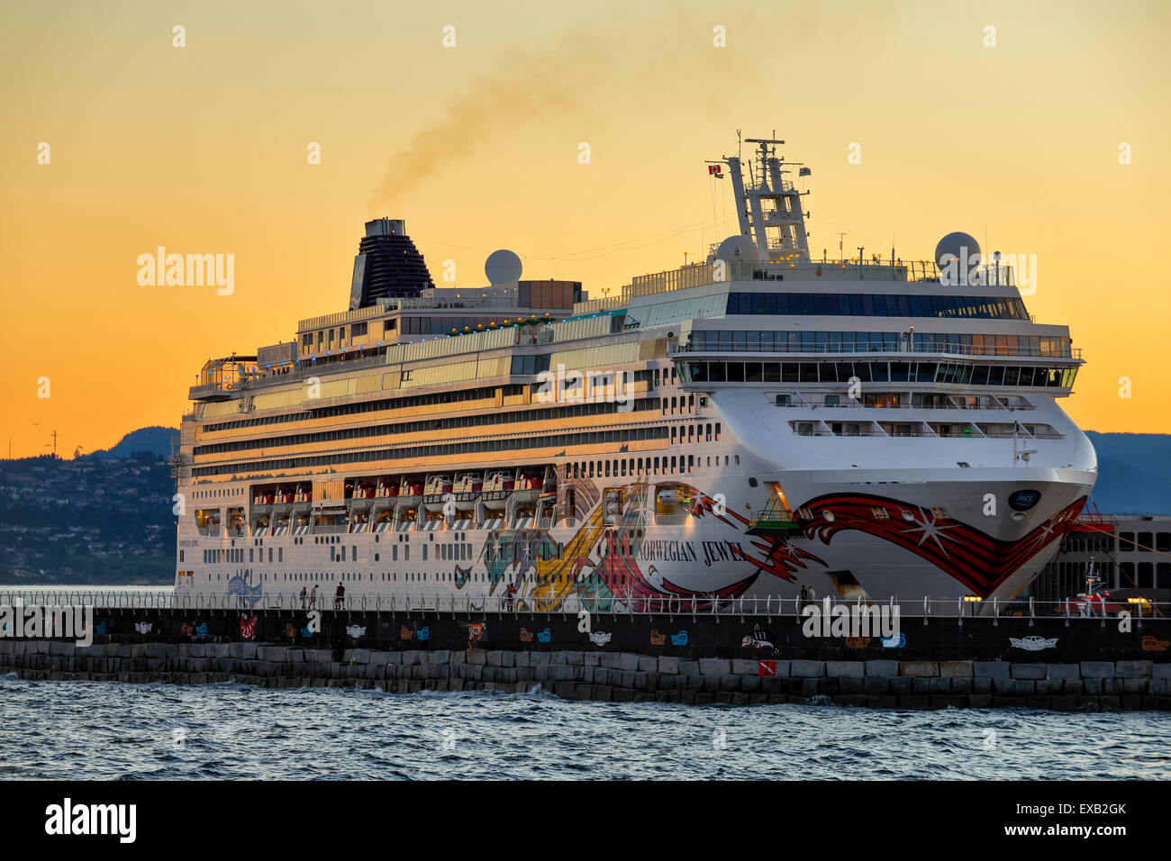 La nave di crociera Norwegian Jewel attraccata a Ogden Point porto al tramonto-Victoria, British Columbia, Canada. Foto Stock