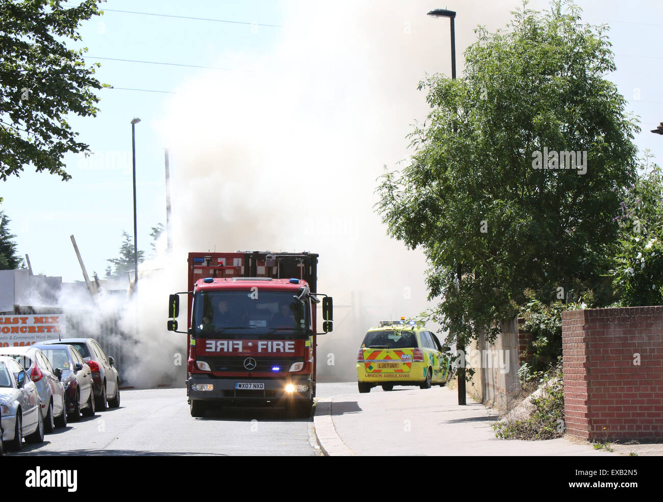 Croydon, Surrey venerdì 10 luglio 2015 Quattro motori Fire e una ventina di vigili del fuoco sono stati chiamati per un incendio al costruttore cantiere sulla corsia di fabbrica a Croydon questo pomeriggio il fuoco ha riguardato circa due tonnellate di rifiuti sfusi e una bombola di butano che equipaggi raffreddato. Station Manager Sally Harper che era presso la scena ha detto: "Il fuoco è stata ben sviluppata quando siamo arrivati e i nostri equipaggi hanno lavorato duramente per ottenere rapidamente sotto controllo. Grazie ai loro sforzi, il fuoco era limitata alla fase di cantiere, sebbene noi evacuata una casa nelle vicinanze proprio come una precauzione. Credito: Jason Kay/Alamy Live News Foto Stock