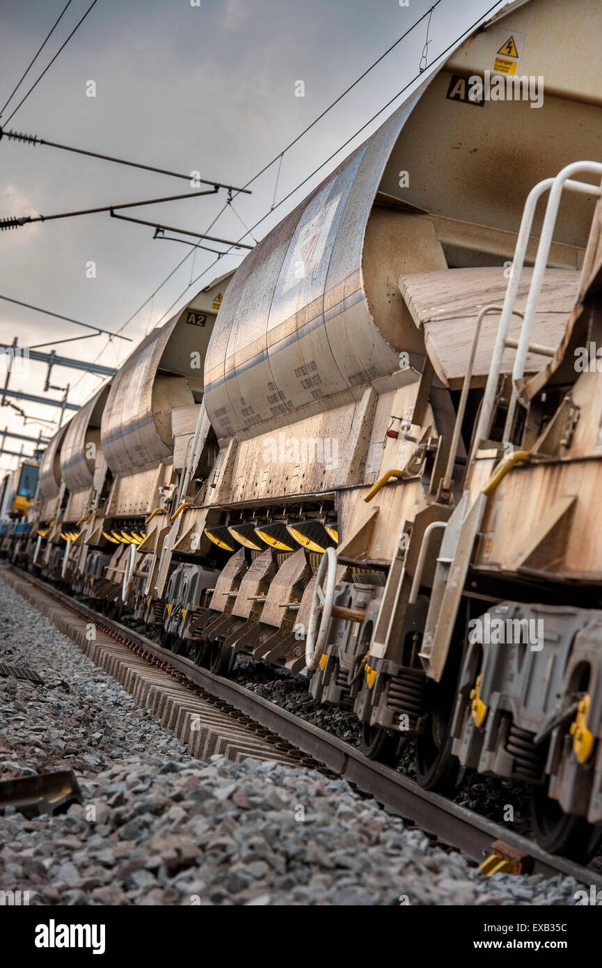 La guida della rete tramogge di zavorra durante la via di manutenzione su una linea ferroviaria in Inghilterra. Foto Stock