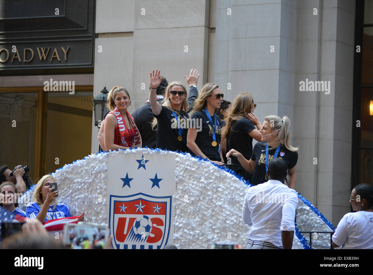 New York, Stati Uniti d'America. 10 Luglio, 2015. Membri della Womens World Cup Champions team in una sfilata in New York City. Credito: Christopher Penler/Alamy Live News Foto Stock