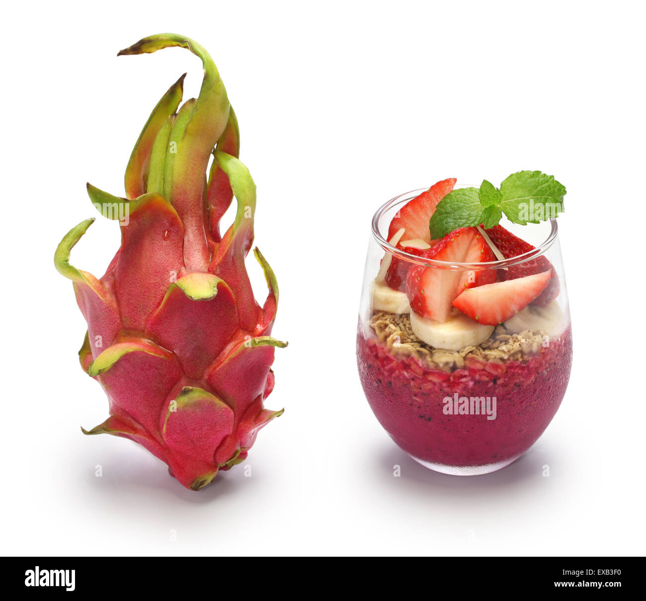 Dragon frutta e pitaya ciotola su sfondo bianco Foto Stock