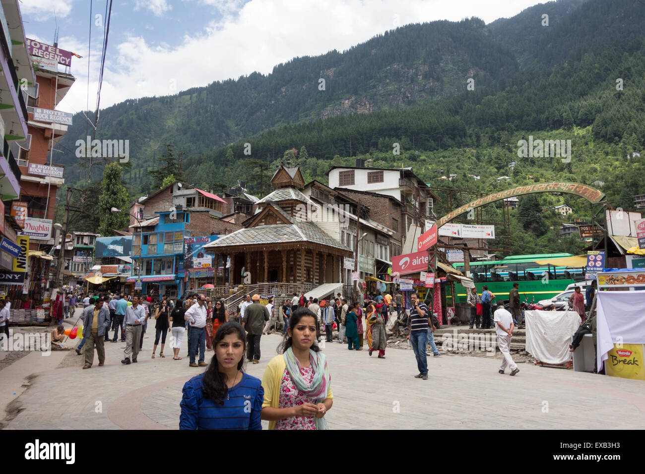 Strada trafficata scena Manali, Himachal Pradesh, Himalaya, India Foto Stock