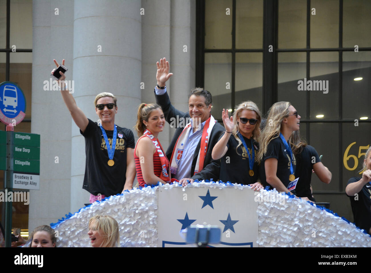 New York, Stati Uniti d'America. 10 Luglio, 2015. Abby Wamback e il governatore di New York Andrew Cuomo su un galleggiante nella Coppa del Mondo in parata in New York City. Credito: Christopher Penler/Alamy Live News Foto Stock