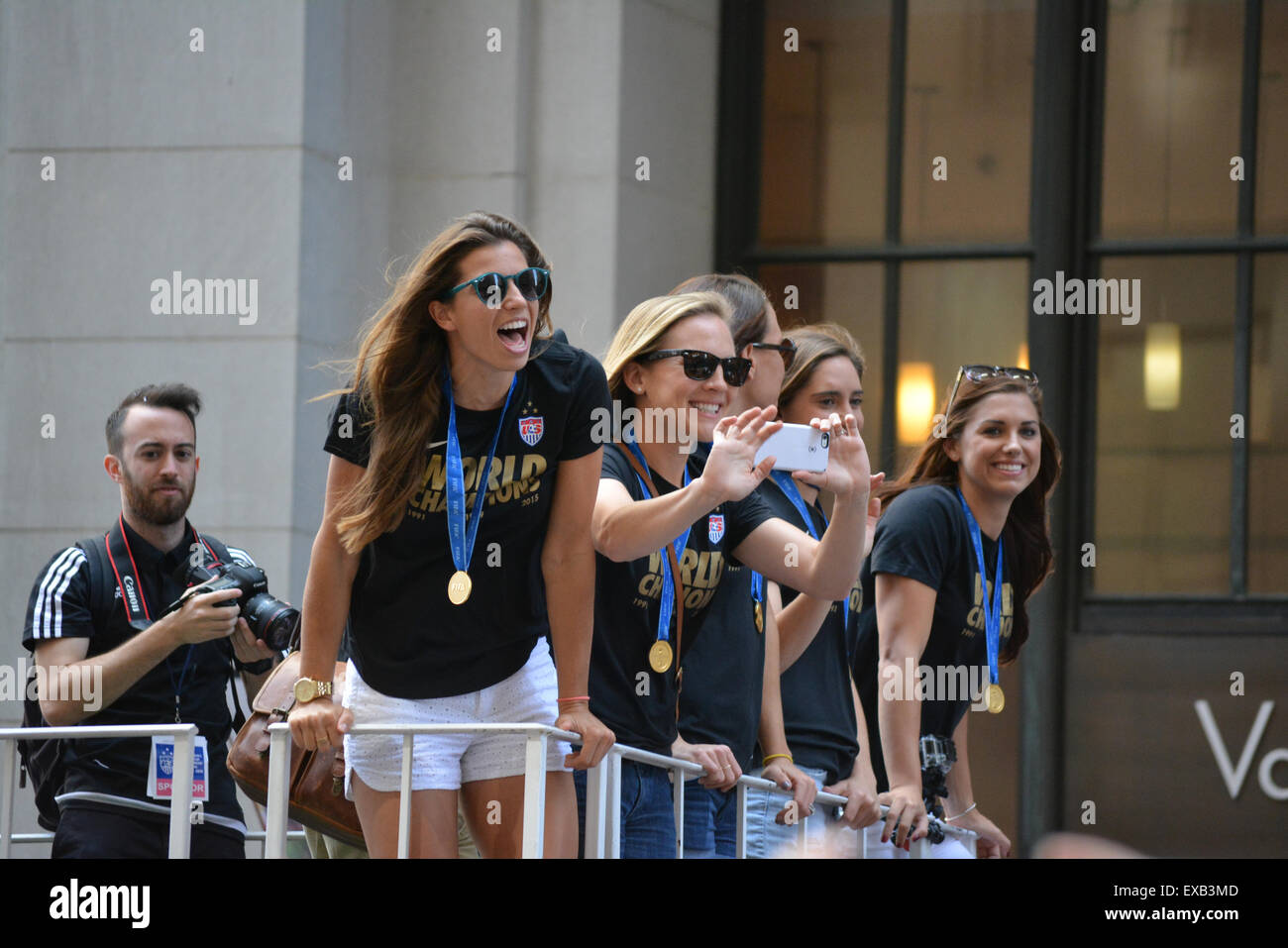 New York, Stati Uniti d'America. 10 Luglio, 2015. Membri della Womens World Cup del team su un galleggiante nella vittoria parade di New York City. Credito: Christopher Penler/Alamy Live News Foto Stock