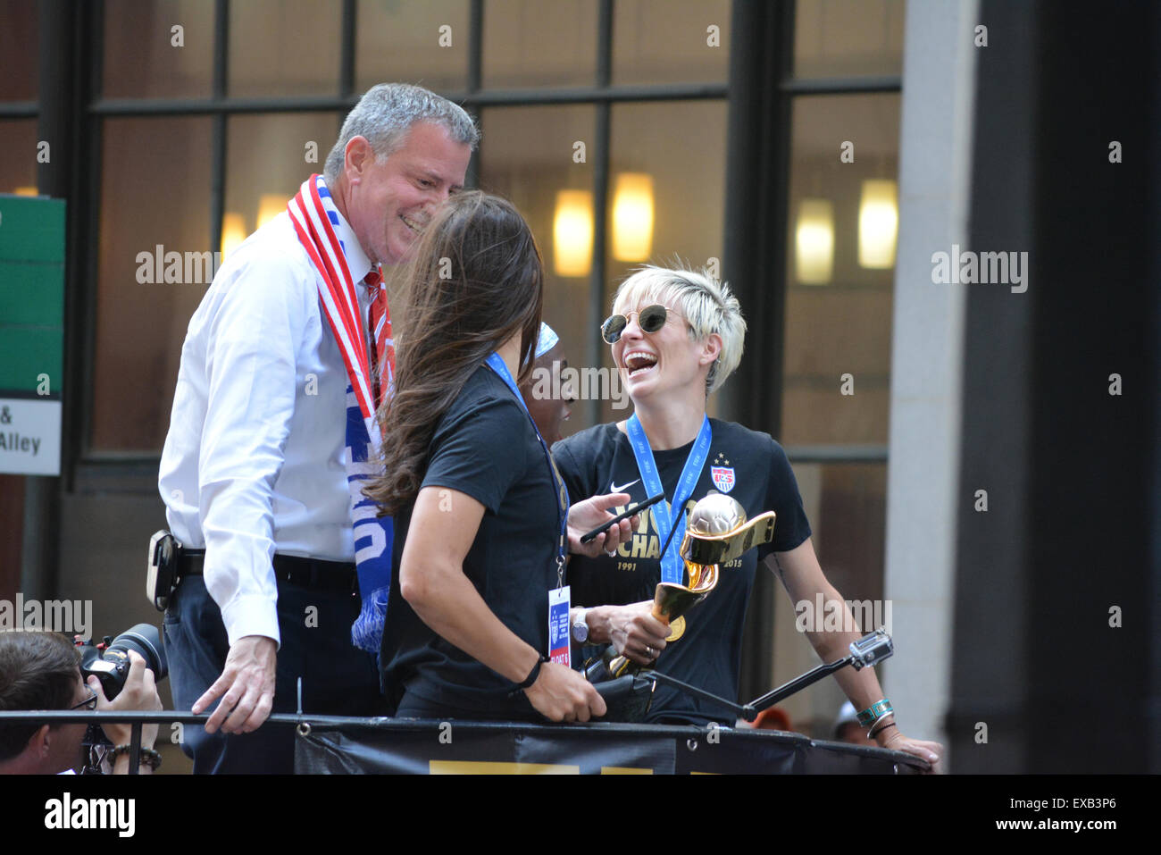 New York, Stati Uniti d'America. 10 Luglio, 2015. Megan Rapinoe e il sindaco di New York City Bill de Blasio su un galleggiante nella vittoria parade di Lower Manhattan. Credito: Christopher Penler/Alamy Live News Foto Stock