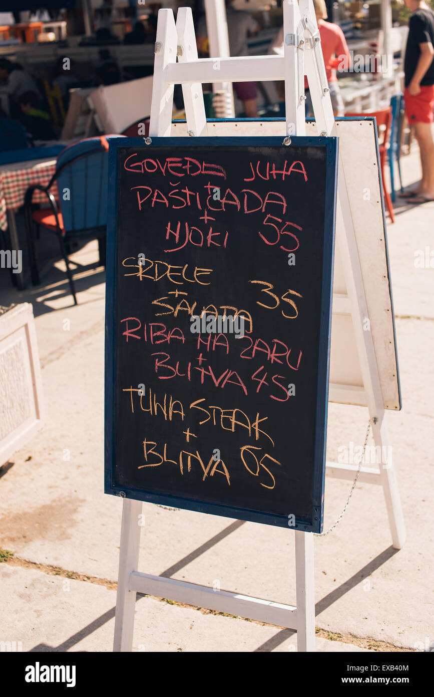 Blackboard menu su un ristorante con terrazzo in Croazia Foto Stock