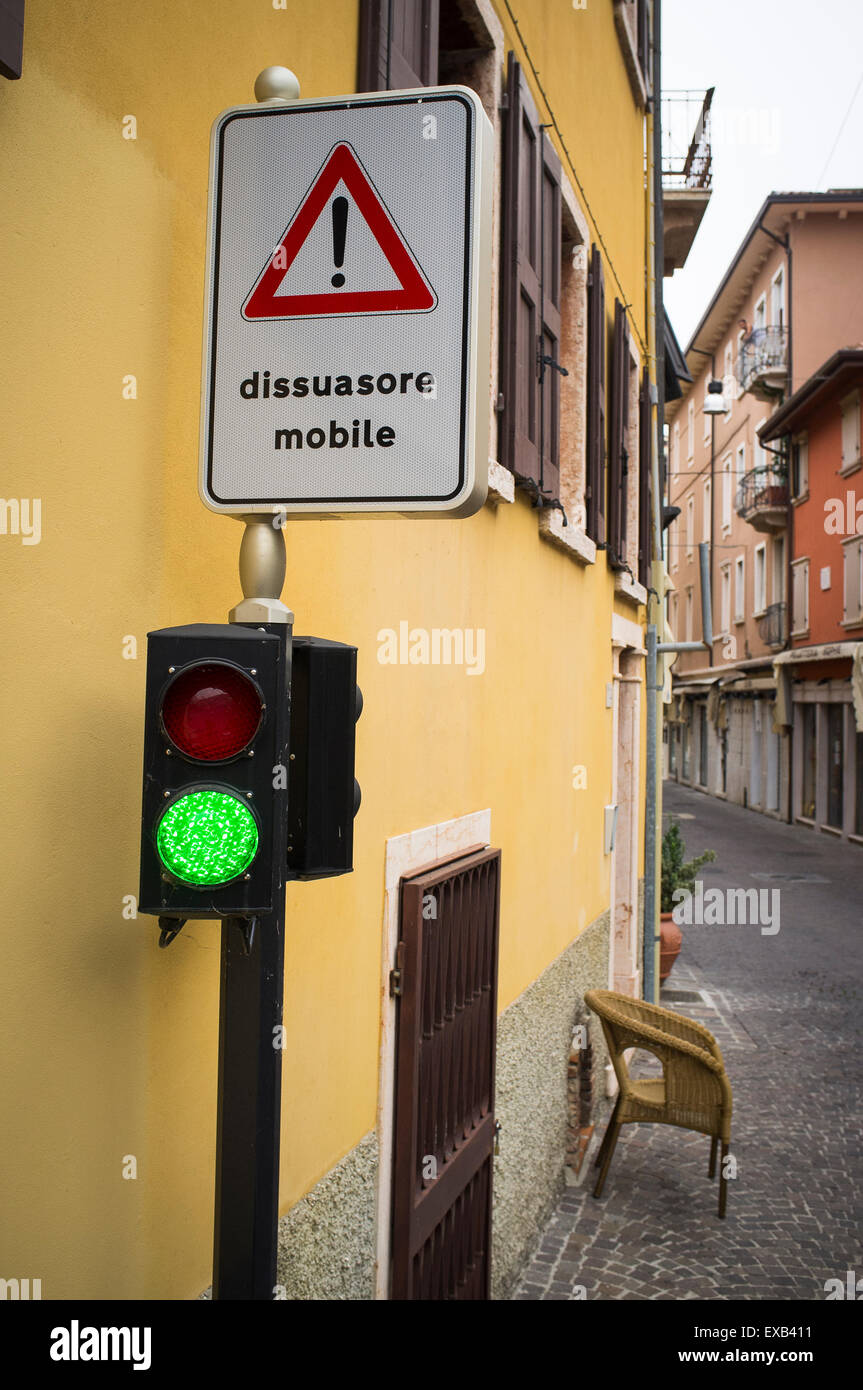 Il traffico su strada segno in Italia i driver di avvertimento di boallards mobile nella zona. Foto Stock