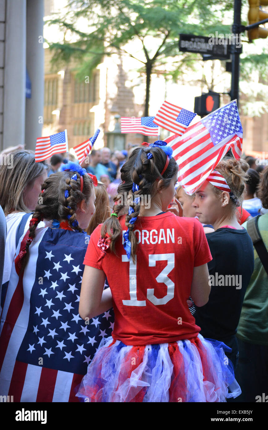 New York, Stati Uniti d'America. 10 Luglio, 2015. Ventilatori in Womens World Cup Victory Parade di New York City. Credito: Christopher Penler/Alamy Live News Foto Stock