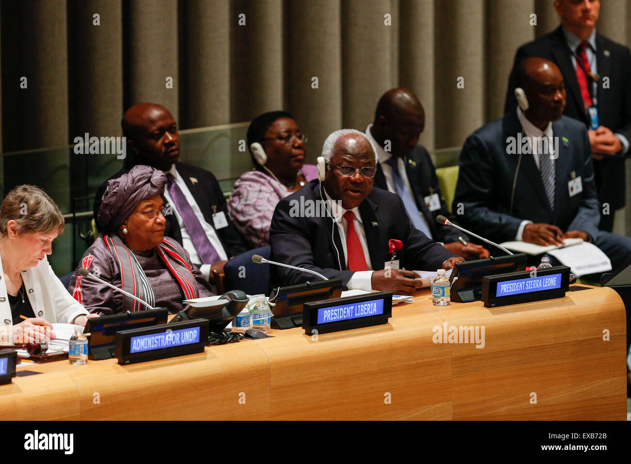 New York, Stati Uniti d'America. 10 Luglio, 2015. (Sierra Leone Presidente Ernest Bai Koroma(1R, anteriore), parla durante la internazionale recupero di Ebola conferenza organizzata dal Programma di Sviluppo delle Nazioni Unite (UNDP) presso la sede delle Nazioni Unite a New York, 10 luglio 2015. Il Segretario Generale delle Nazioni Unite Ban Ki-moon venerdì chiamato per impegni per la costruzione di una forte dei sistemi sanitari che possono impedire il ripetersi e resistere a qualsiasi futura epidemia di Ebola in corrispondenza internazionale del recupero di Ebola Conference che si è tenuta qui a luglio 9-10. (Xinhua/Li Muzi) Foto Stock