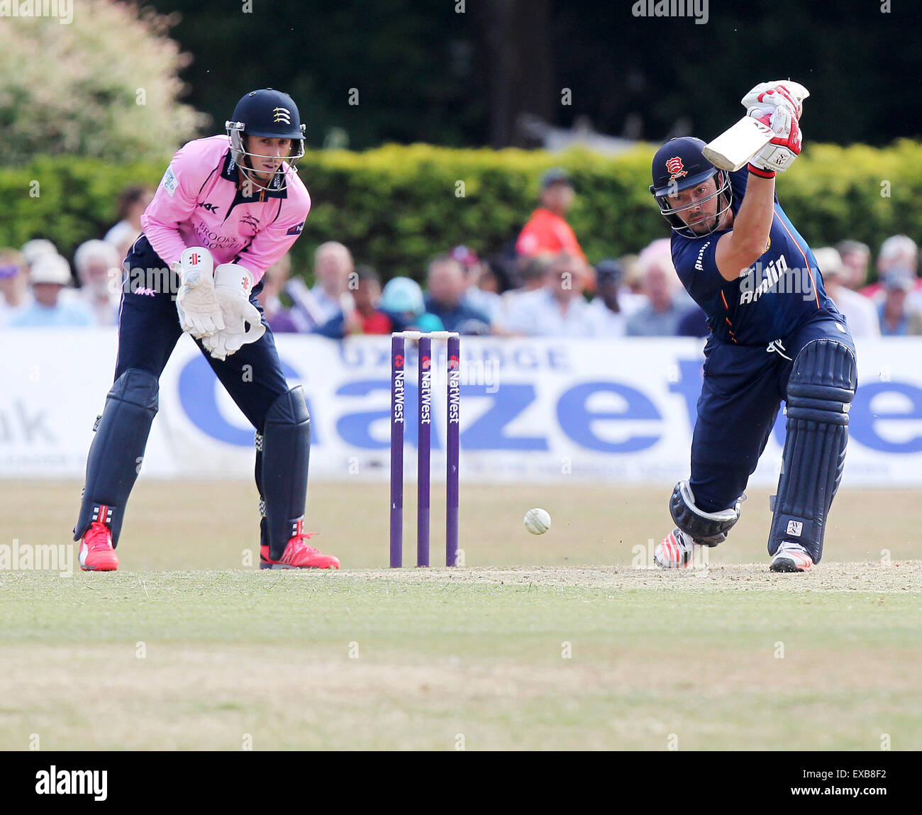 Richmond, Surrey, Regno Unito. 10 Luglio, 2015. Graham Napier in azione di ovatta con John Simpson mantenendo il paletto. Natwest T20 Blast. Middlesex versus Essex aquile. Credito: Azione Sport Plus/Alamy Live News Foto Stock