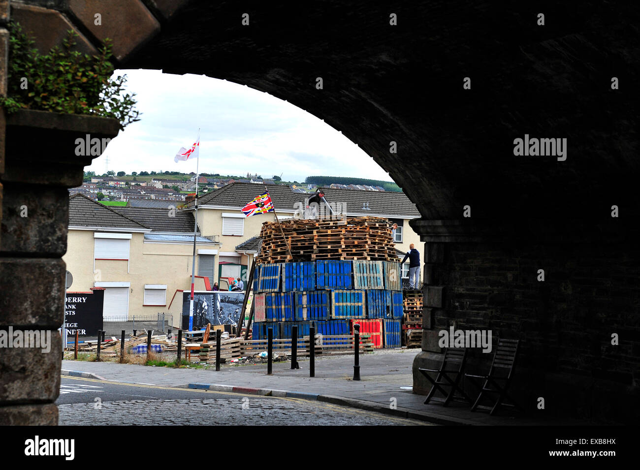 Londonderry, Irlanda del Nord, Regno Unito. 10 Luglio, 2015. Falò costruito davanti a annuale ordine arancione parate, Londonderry, Irlanda del Nord - 10 luglio 2015. Lealisti nella fontana Estate costruire una undicesima notte falò, con pallet e pneumatici, per essere acceso prima dell'annuale "dodicesimo" di luglio ordine arancione parate. Il XII Luglio commemora il nel 1690 quando il re protestante Guglielmo III sconfitto il esiliato re cattolico Giacomo II. © George Sweeney/Alamy Live News Credito: George Sweeney/Alamy Live News Foto Stock