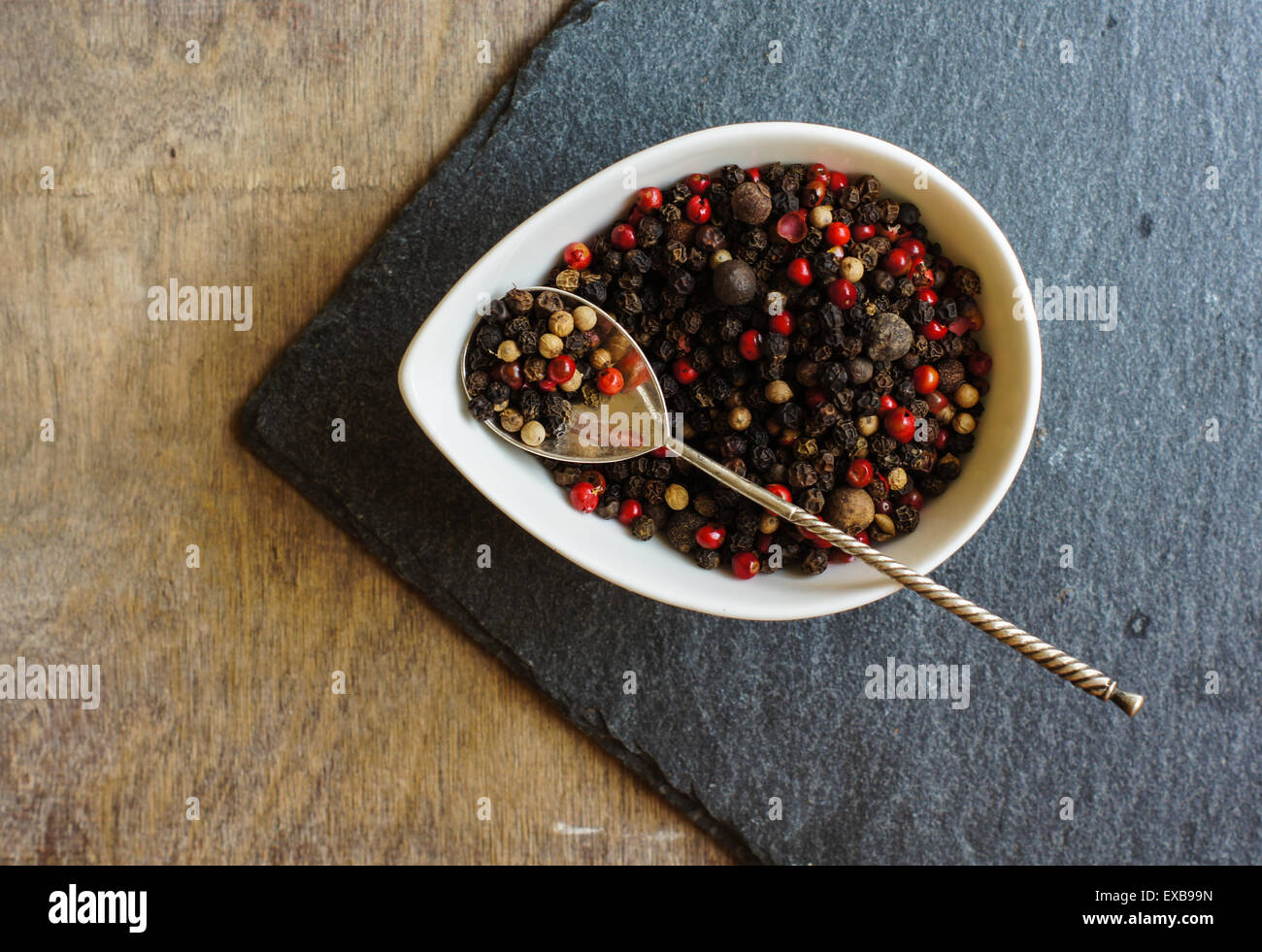 Un assortimento di diversi tipi di grano di pepe Foto Stock