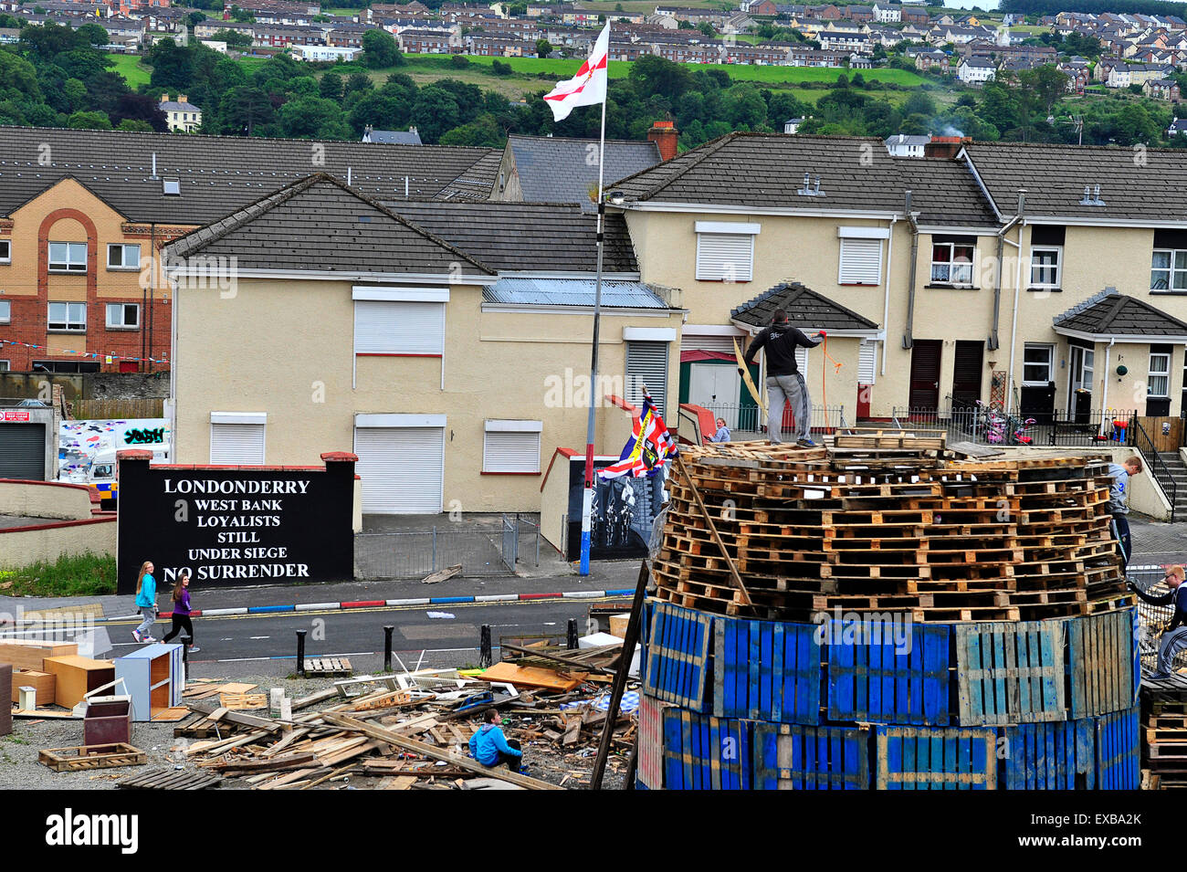 Londonderry, Irlanda del Nord, Regno Unito. 10 Luglio, 2015. Falò costruito davanti a annuale ordine arancione parate, Londonderry, Irlanda del Nord - 10 luglio 2015. Lealisti nella fontana Estate costruire una undicesima notte falò, con pallet e pneumatici, per essere acceso prima dell'annuale "dodicesimo" di luglio ordine arancione parate. Il XII Luglio commemora il nel 1690 quando il re protestante Guglielmo III sconfitto il esiliato re cattolico Giacomo II. © George Sweeney/Alamy Live News Credito: George Sweeney/Alamy Live News Foto Stock