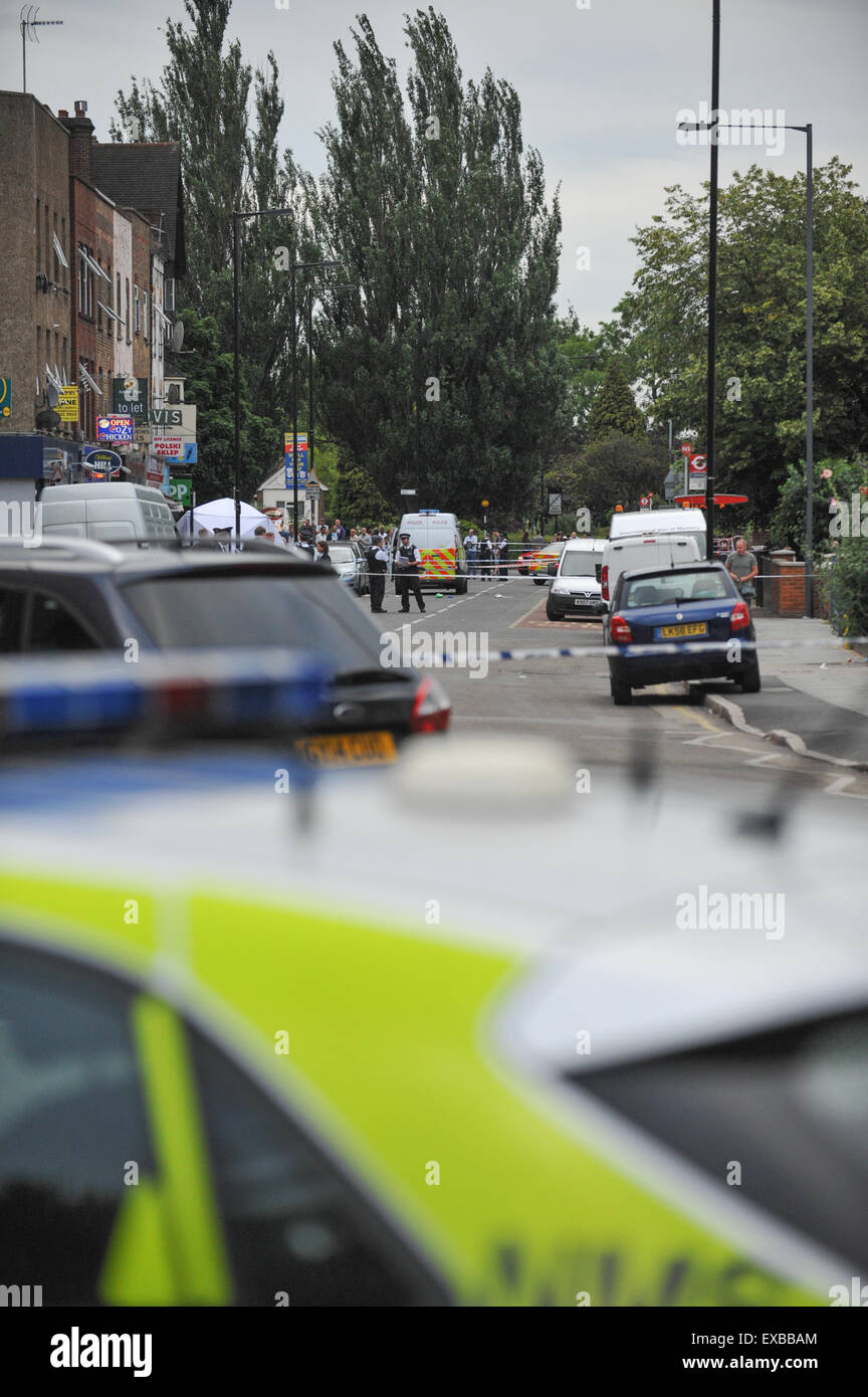 Wood Green, Londra, Regno Unito. Luglio 2015. I funzionari di polizia e la scena del crimine ufficiali frequentare il doppio tiro nel nord di Londra Foto Stock