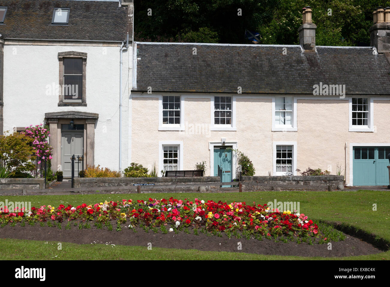 Fiori nella parte anteriore della casa, Culross, Fife Foto Stock