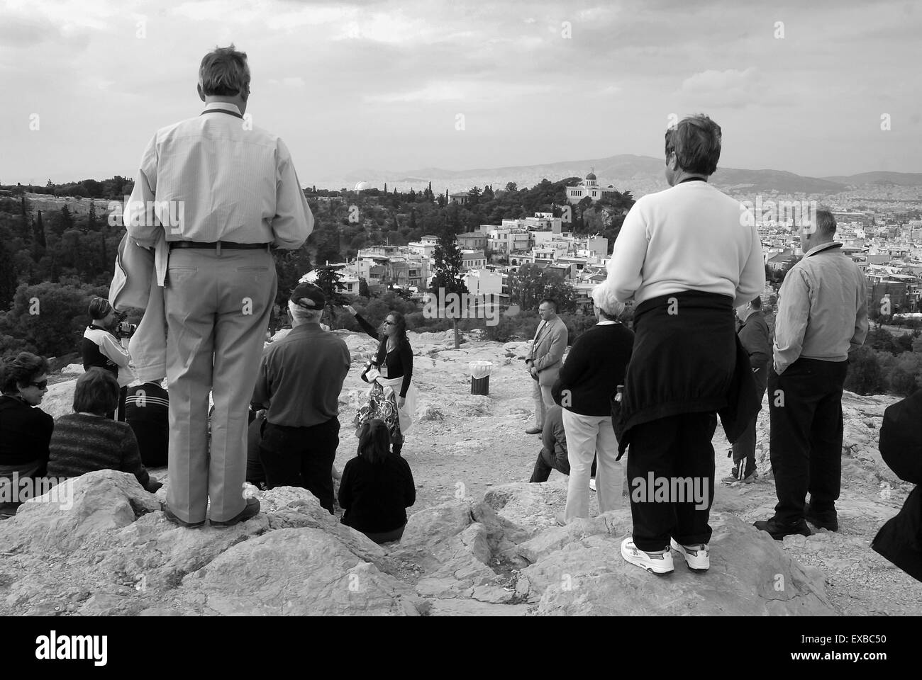 I turisti sulla roccia di Areopagos, Atene, Grecia Foto Stock