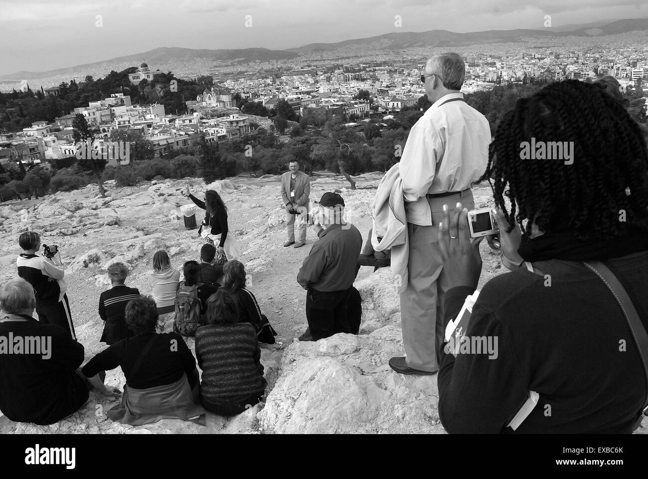 I turisti sulla roccia di Areopagos, Atene, Grecia Foto Stock