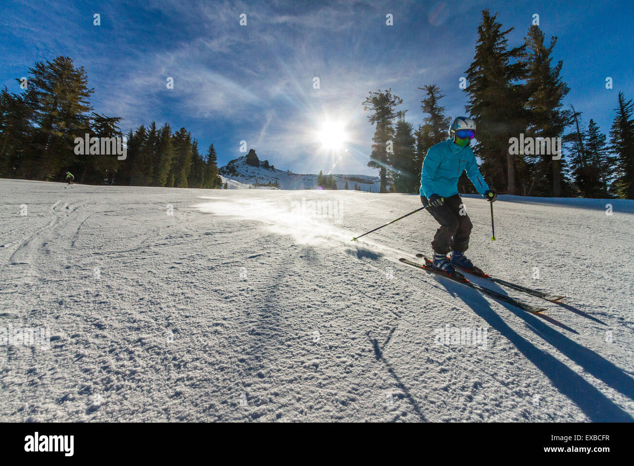 Una donna lo sci in un giorno chiaro in California della Sierra Nevada Foto Stock