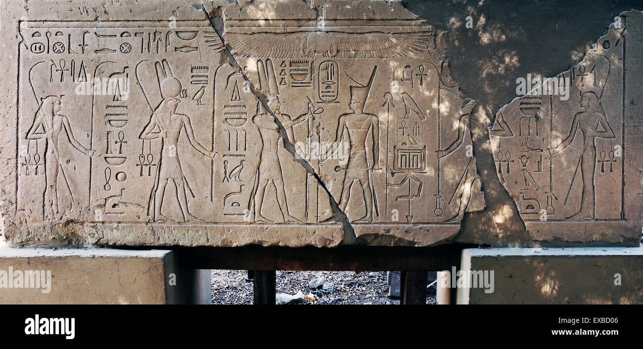 Luxor, Karnak, Egitto.Tempio di Karnak sacro al dio Amon: un architrave in pietra con il faraone Sesostris III e varie divinità Foto Stock