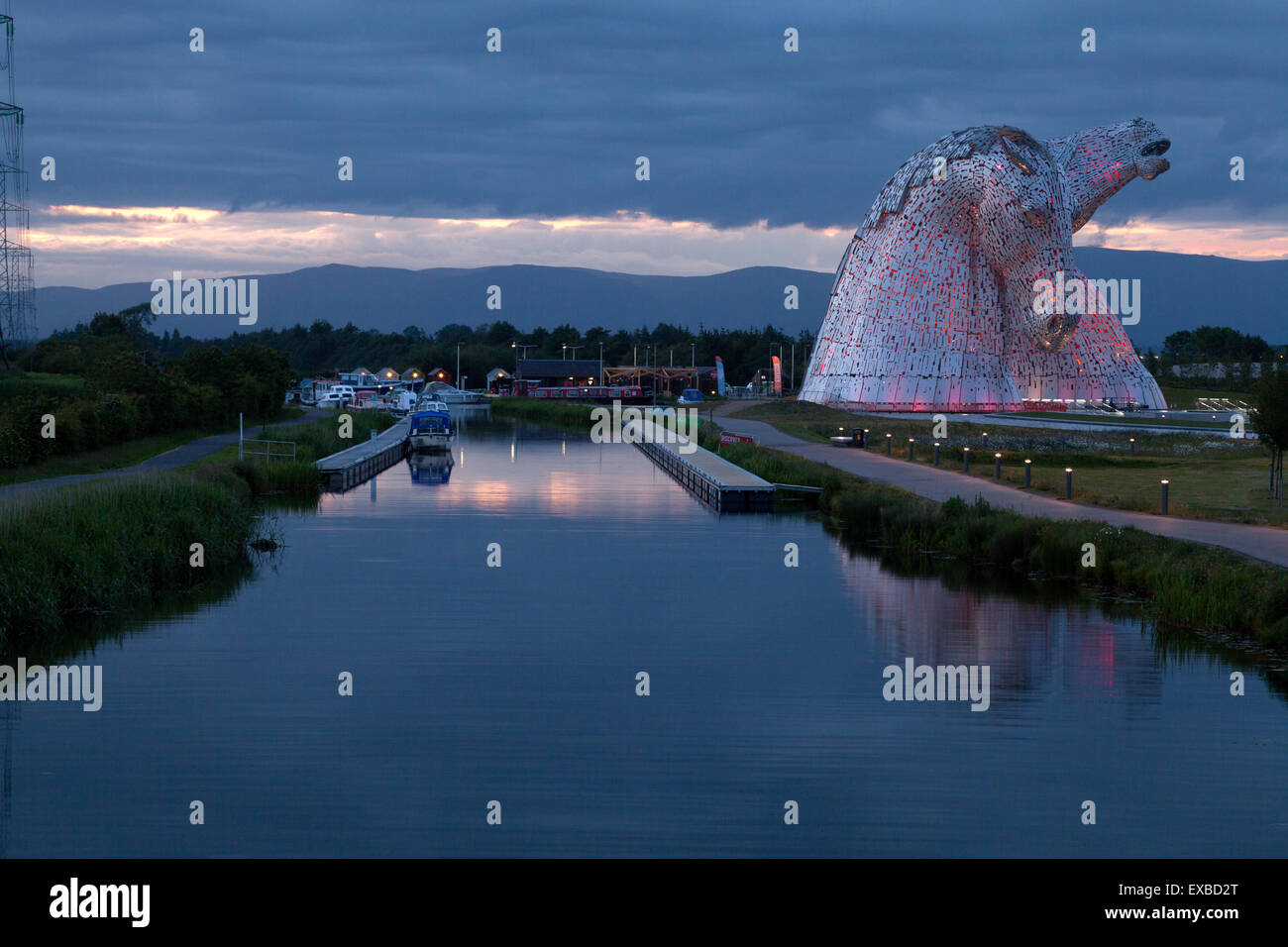 La scultura Kelpies illuminata di notte, Falkirk, Stirling Foto Stock