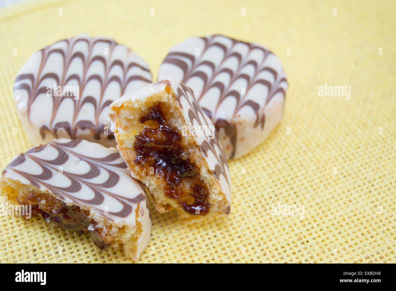 Bianco e nero torte al cioccolato riempita con marmellata di fragole Foto Stock