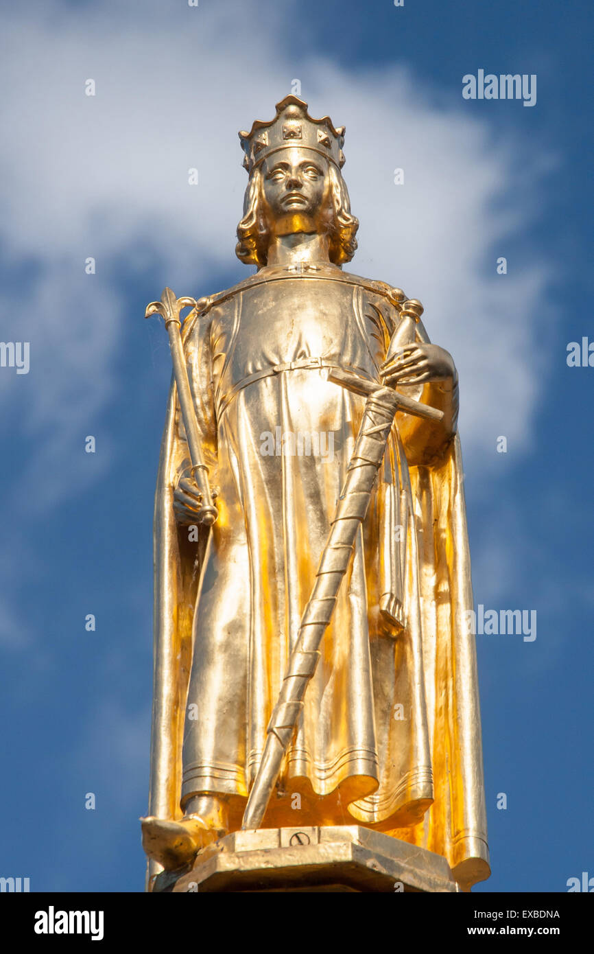 Una statua del re Guglielmo II presso la fontana agli edifici del Parlamento a L'Aia contro un cielo blu con nuvole. Foto Stock