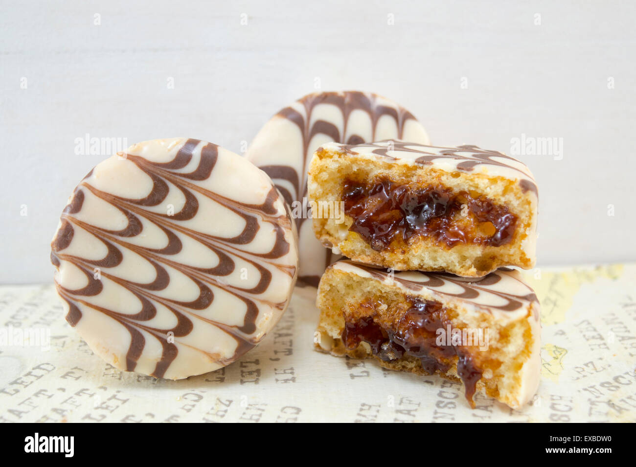 Bianco e nero torte al cioccolato riempita con marmellata di fragole Foto Stock