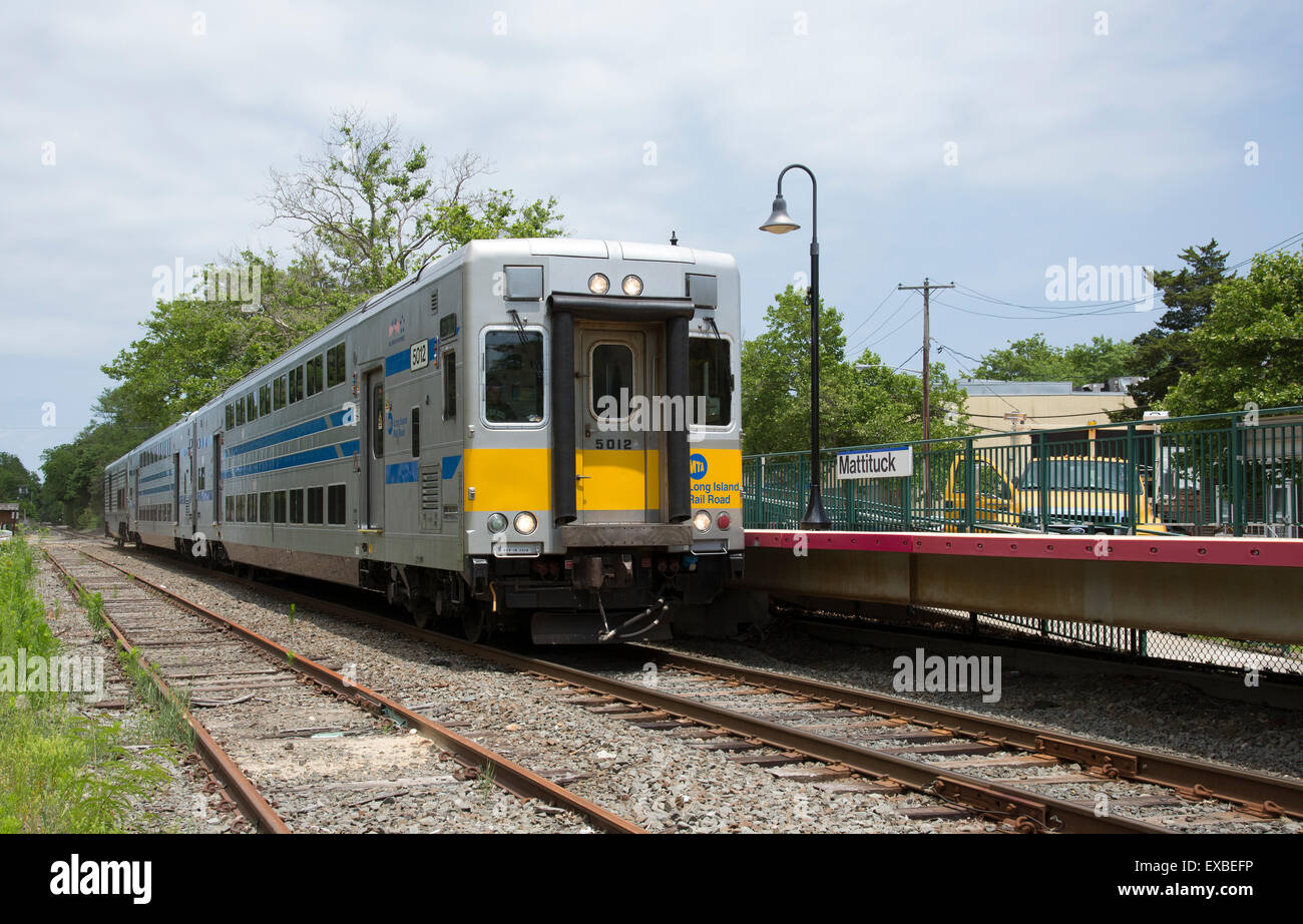 MTA Long Island Railroad treno passeggeri Mattituck avvicinamento Station USA Foto Stock