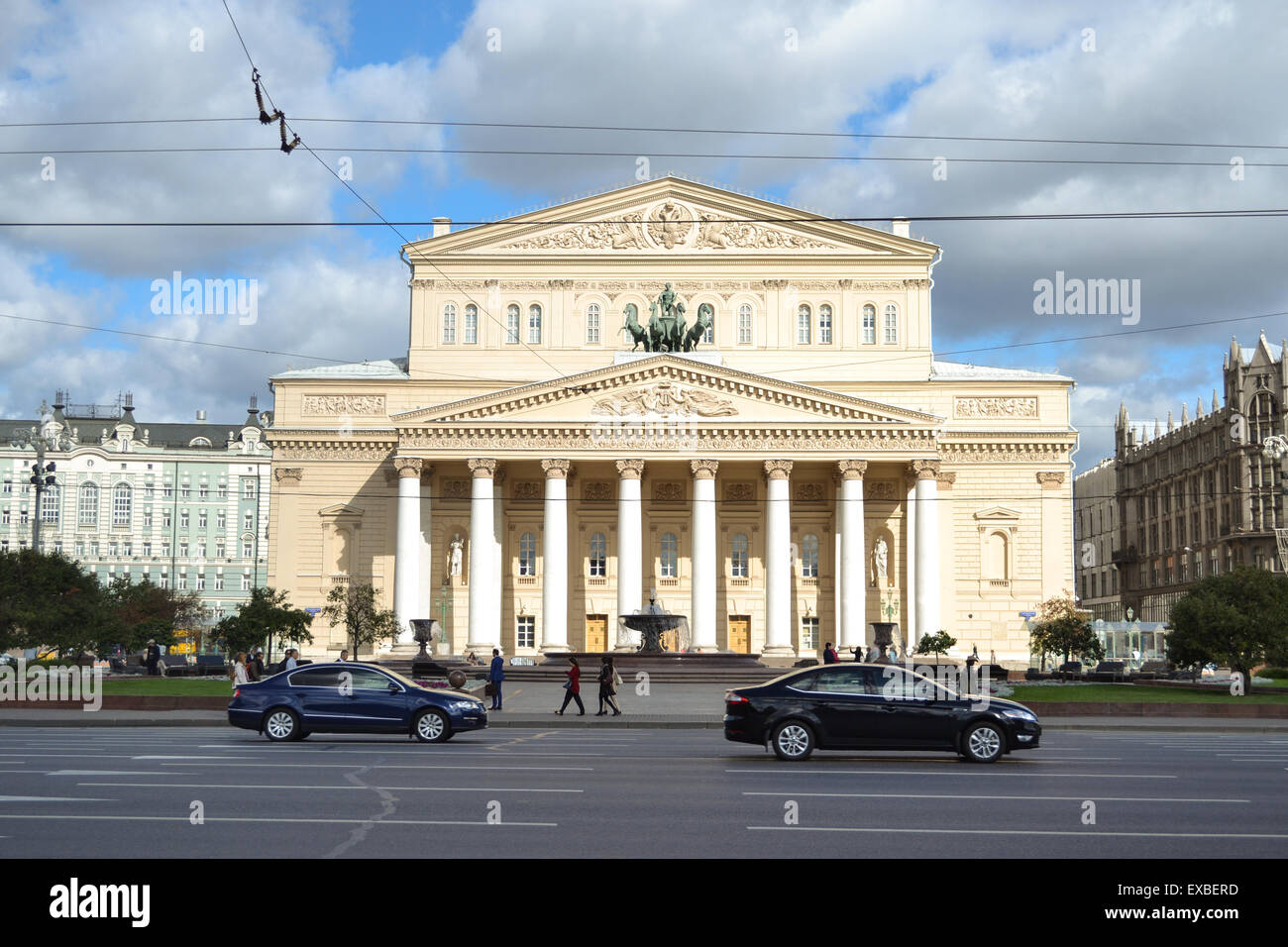 Il traffico su strada passando davanti al Teatro Bolshoi di Mosca, Russia Foto Stock