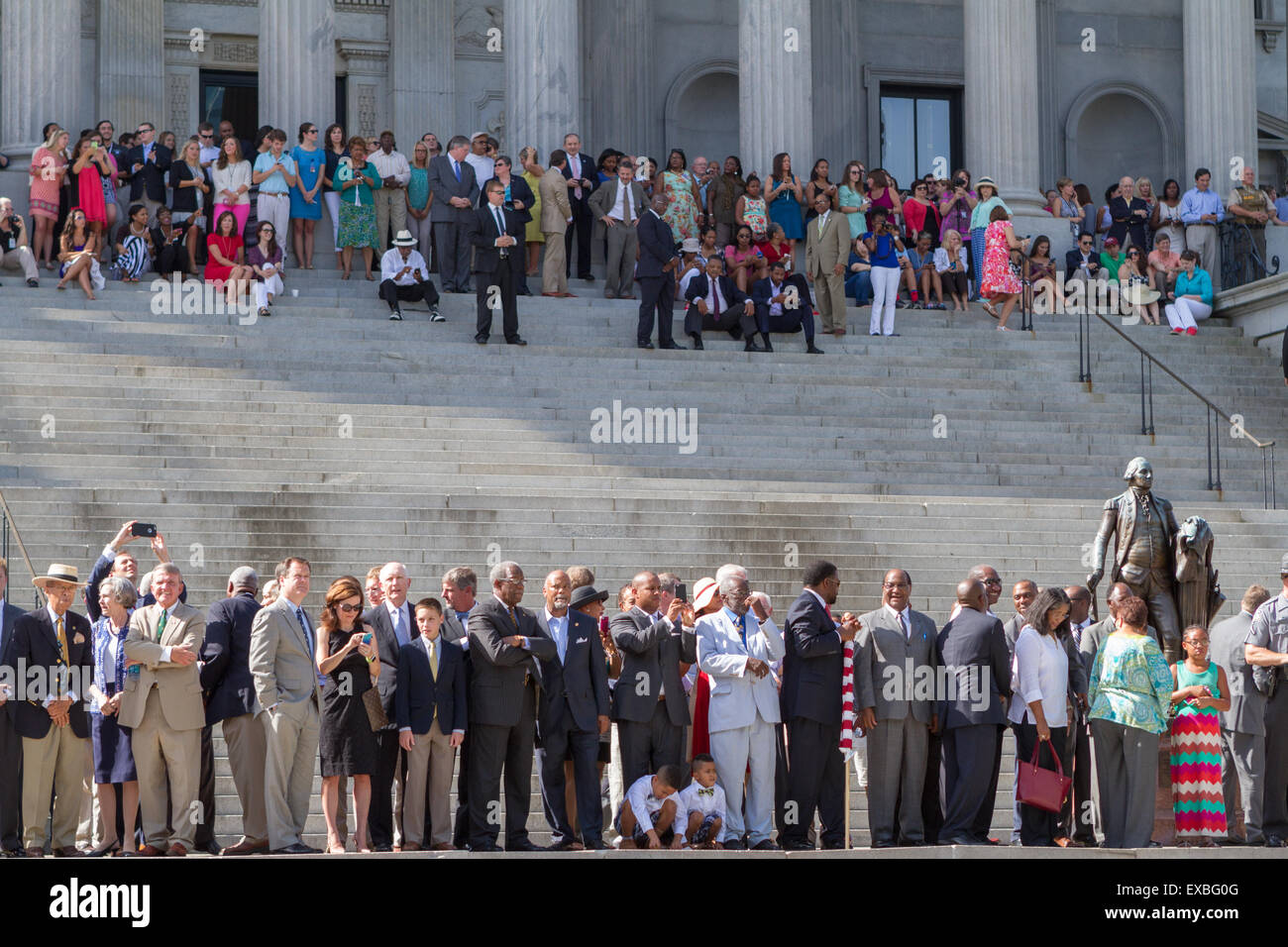 Columbia nella Carolina del Sud, Stati Uniti d'America. 10 Luglio, 2015. Carolina del Sud di legislatori statali e del personale di stand sul Campidoglio passi come si guarda una cerimonia la rimozione del flag Confederate dallo Stato House groundsJuly 10, 2015 a Columbia nella Carolina del Sud. Credito: Planetpix/Alamy Live News Foto Stock