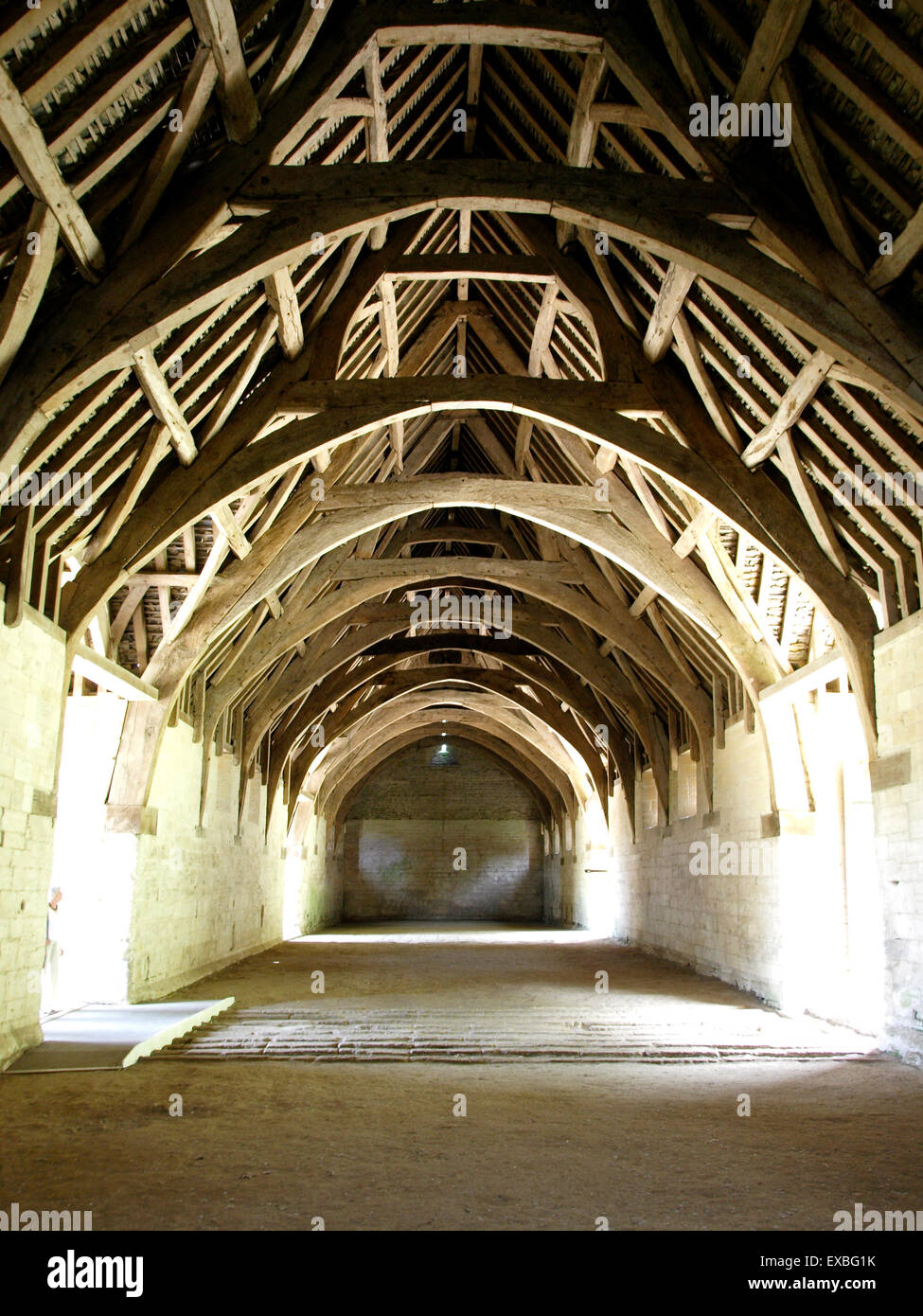 Interno del XIV secolo monastico medievale fienile, sala Tithe Barn, Bradford on Avon, Wiltshire, Regno Unito Foto Stock