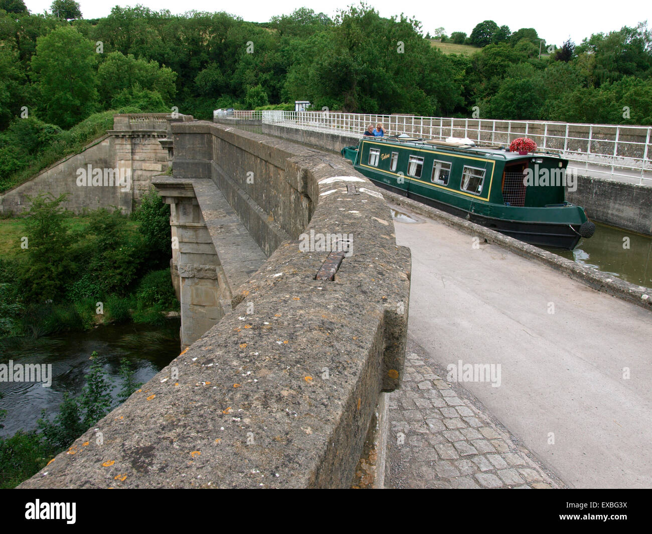 Narrowboat sul Kennet & Avon Canal attraversando il viadotto Avoncliff vicino a Bradford on Avon, Wiltshire, Regno Unito Foto Stock