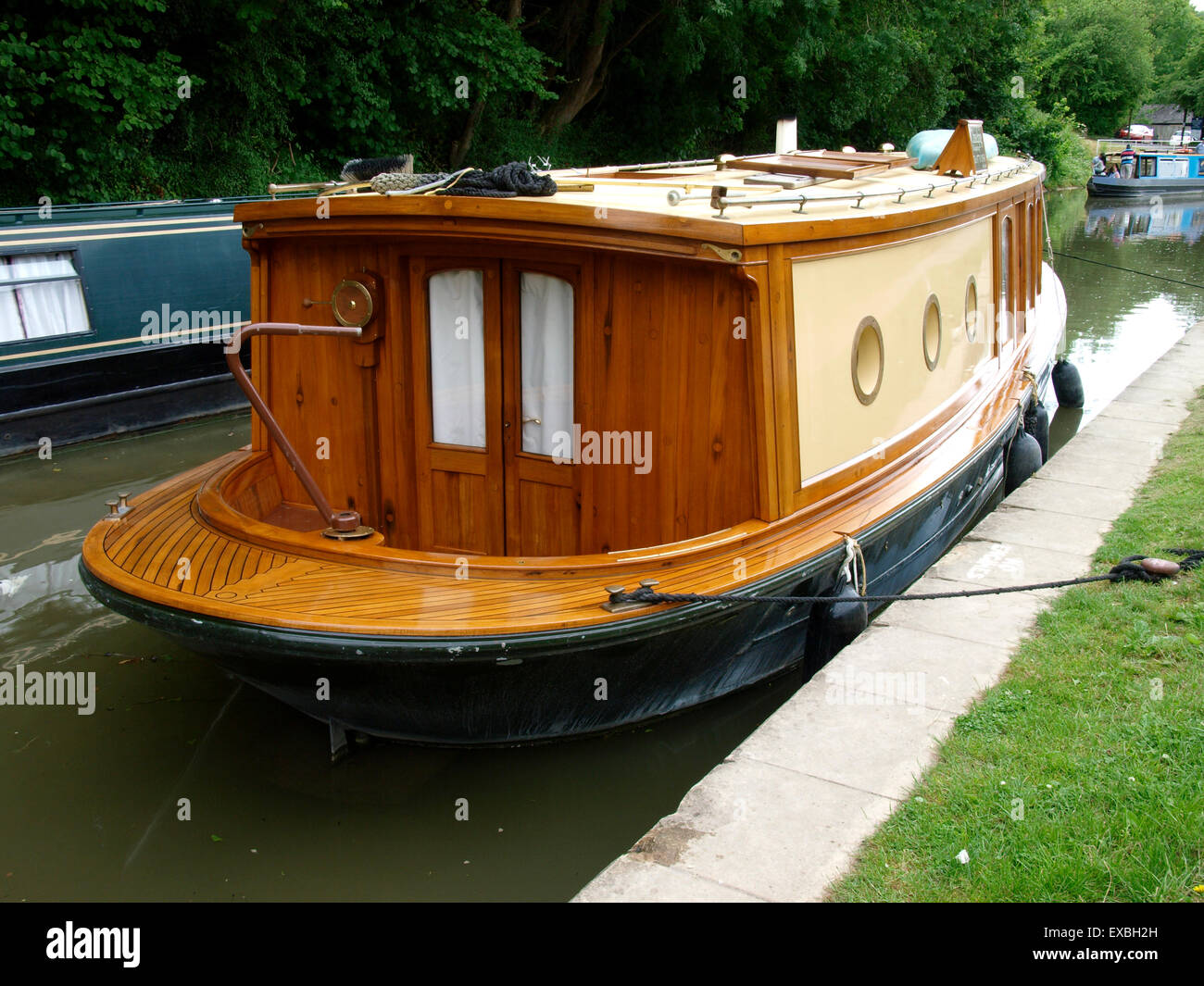 Acqua Lione una bella barca di legno sul Kennet & Avon Canal vicino a Bradford on Avon, Wiltshire, Regno Unito Foto Stock