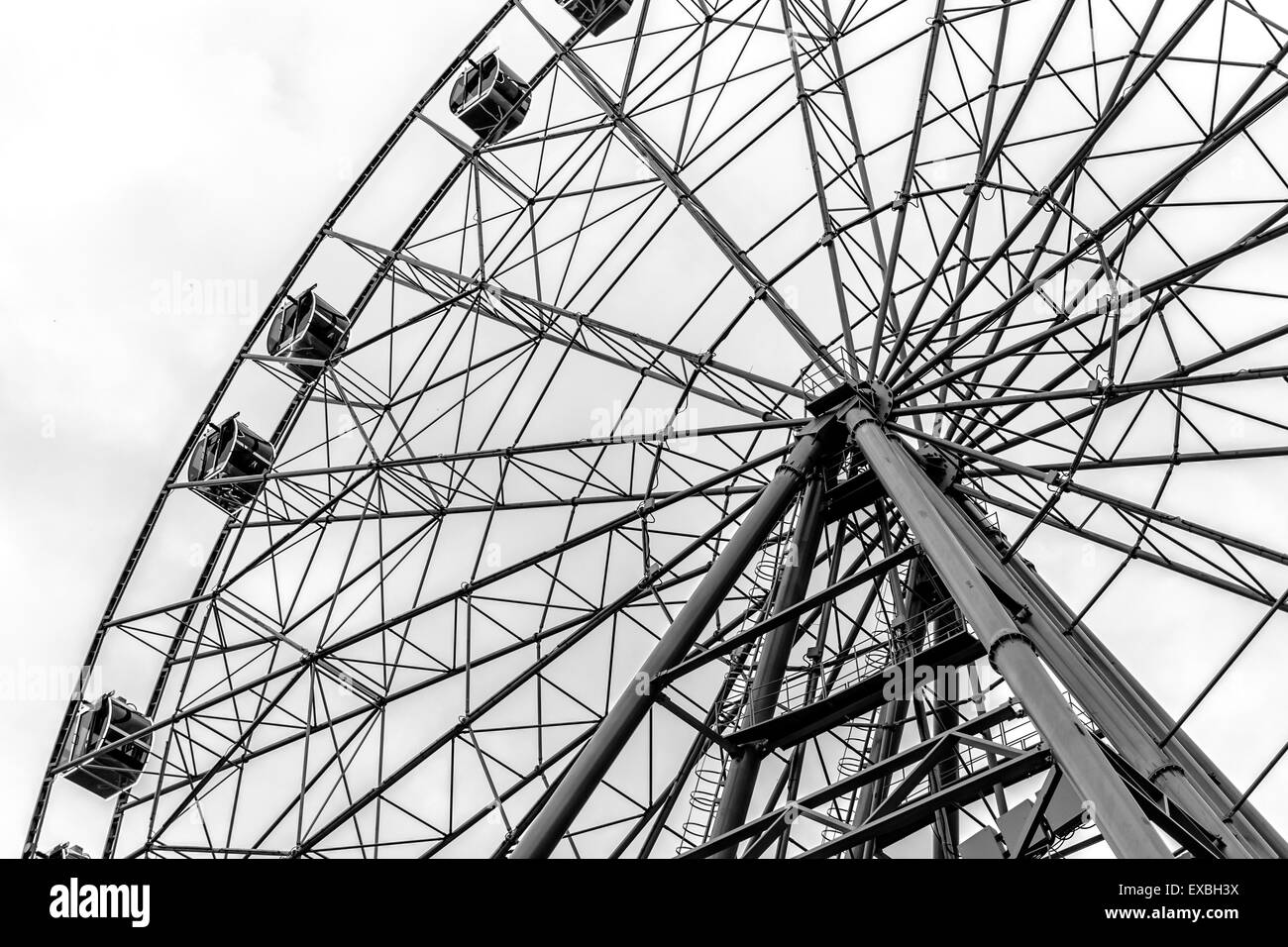 Fermo ruota panoramica Ferris con s set contro un cielo bianco Foto Stock
