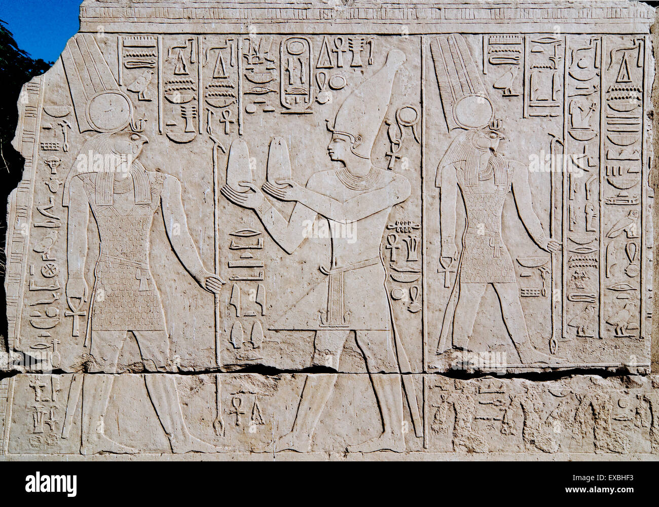 Luxor, Karnak, Egitto.Tempio di Karnak sacro al dio Amon: il faraone offerta a dio Horus Foto Stock