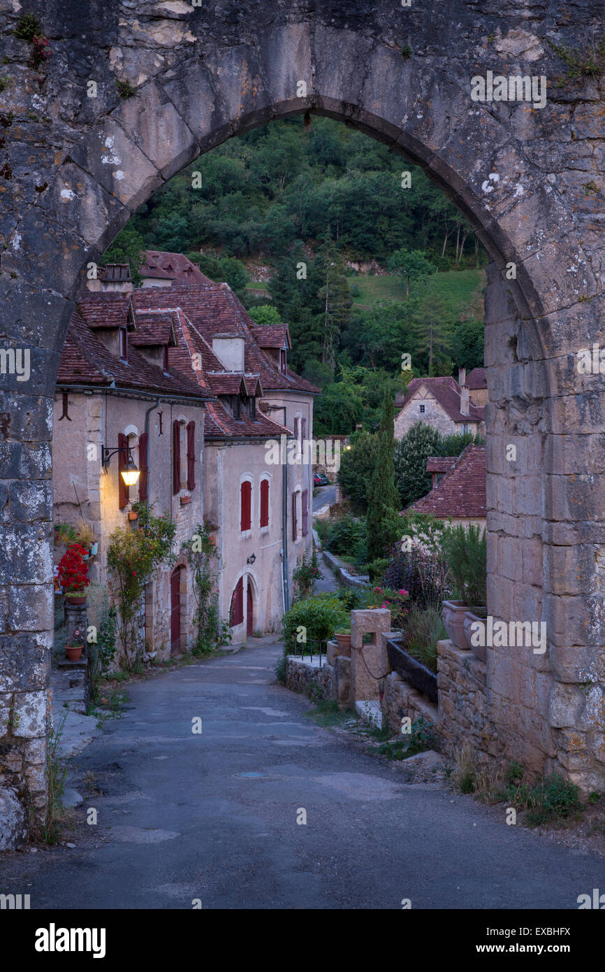 Pre-alba presso la vecchia porta di ingresso alla città medievale di saint-cirq-lapopie, midi-Pyrenees, Francia Foto Stock