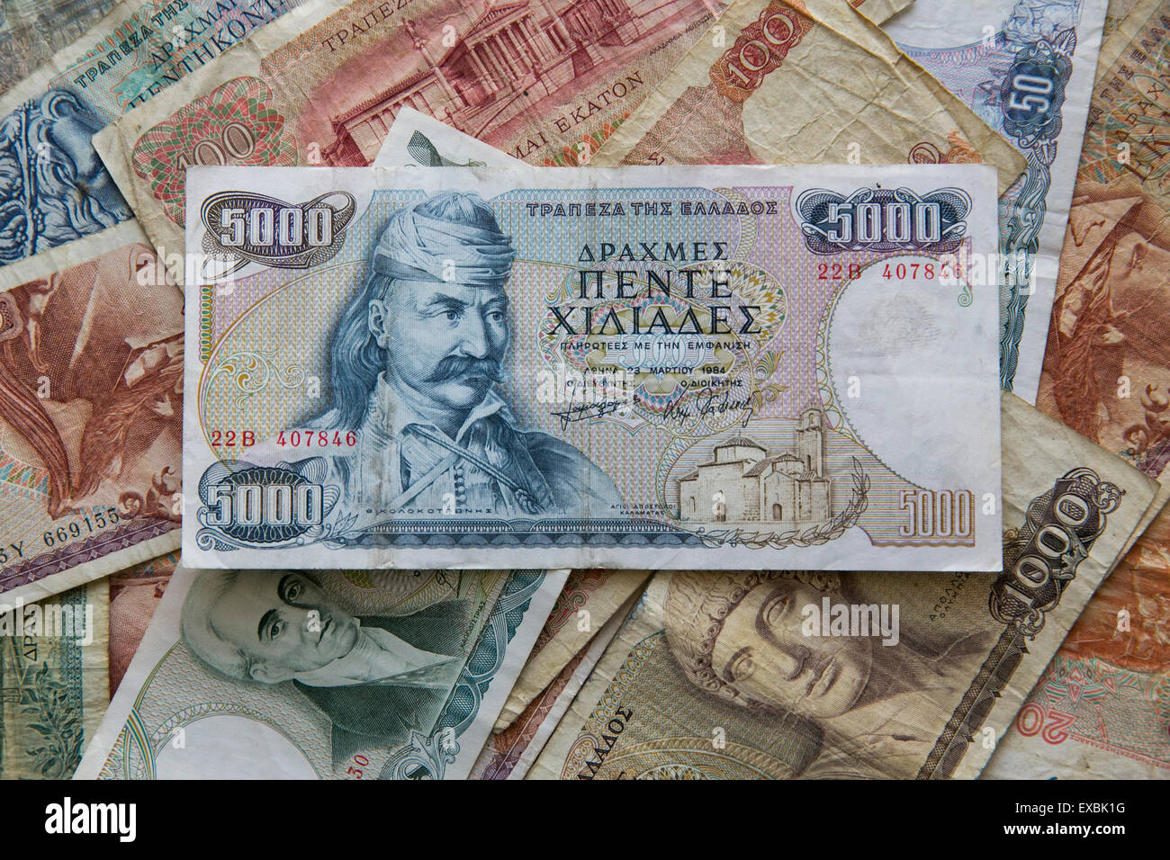 Un disposto che mostra fotografica obsoleta la dracma greca moneta note a partire dalla pre-valuta Euro era. Foto Stock