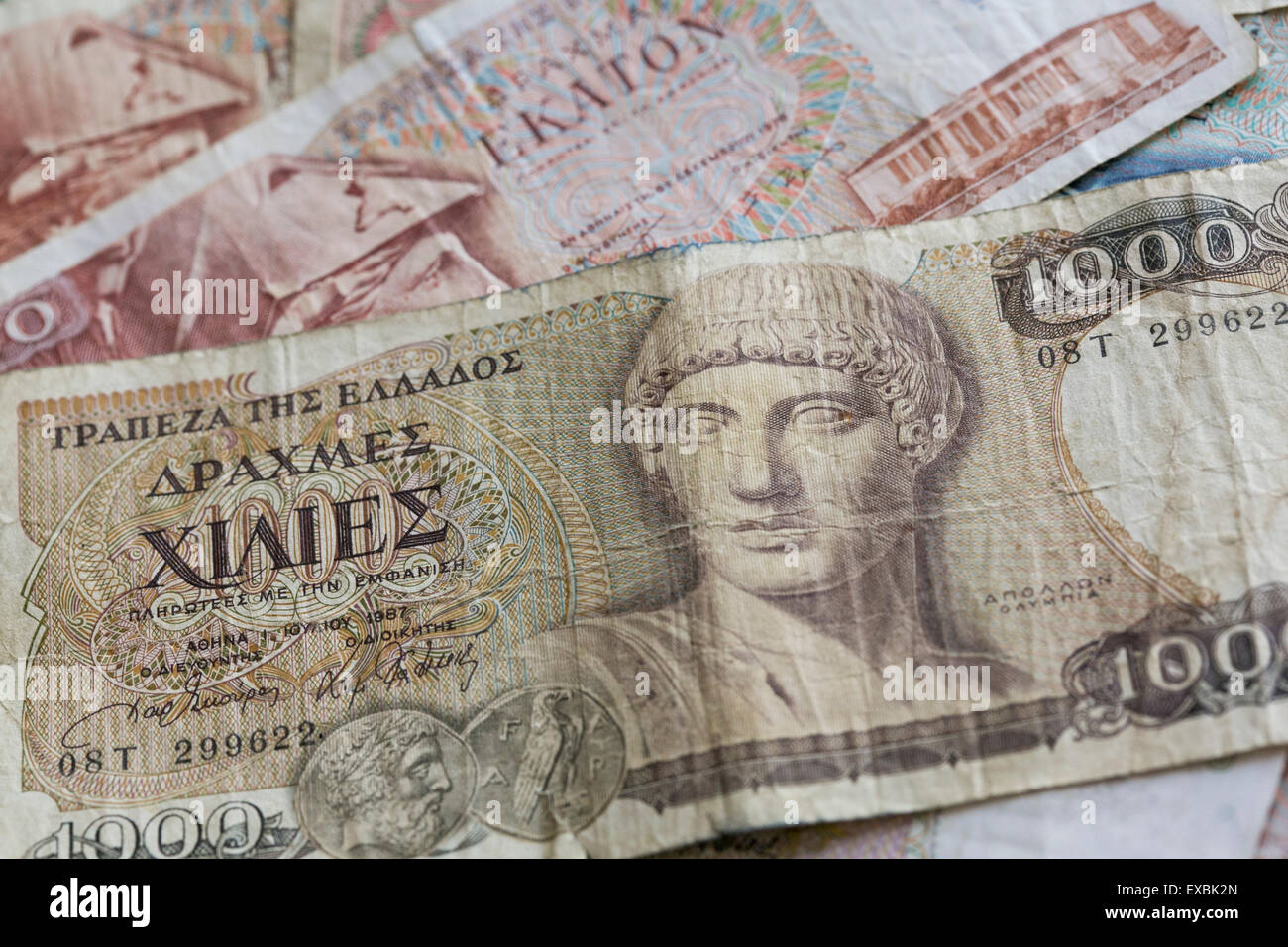 Un disposto che mostra fotografica obsoleta la dracma greca moneta note a partire dalla pre-valuta Euro era. Foto Stock