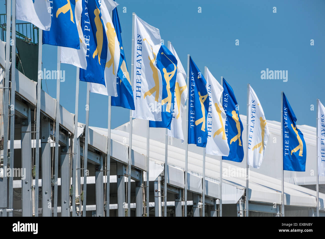 Bandiere spiegate sopra la visualizzazione sorge ai giocatori di golf a TPC Sawgrass a Ponte Vedra Beach, Florida, Stati Uniti d'America. Foto Stock