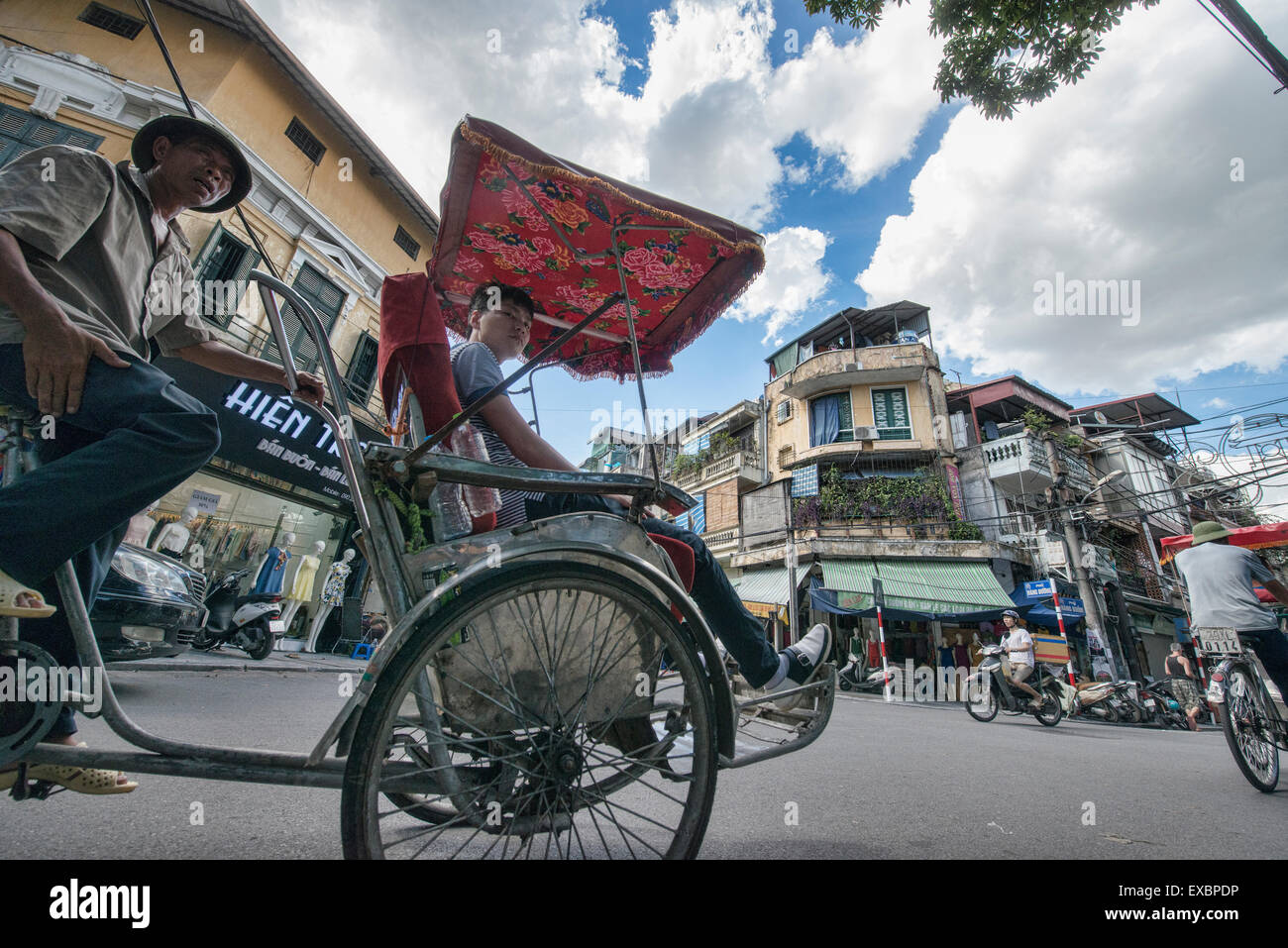 Il cyclo e driver, un fiocco sulle strade di Hanoi, Vietnam Foto Stock