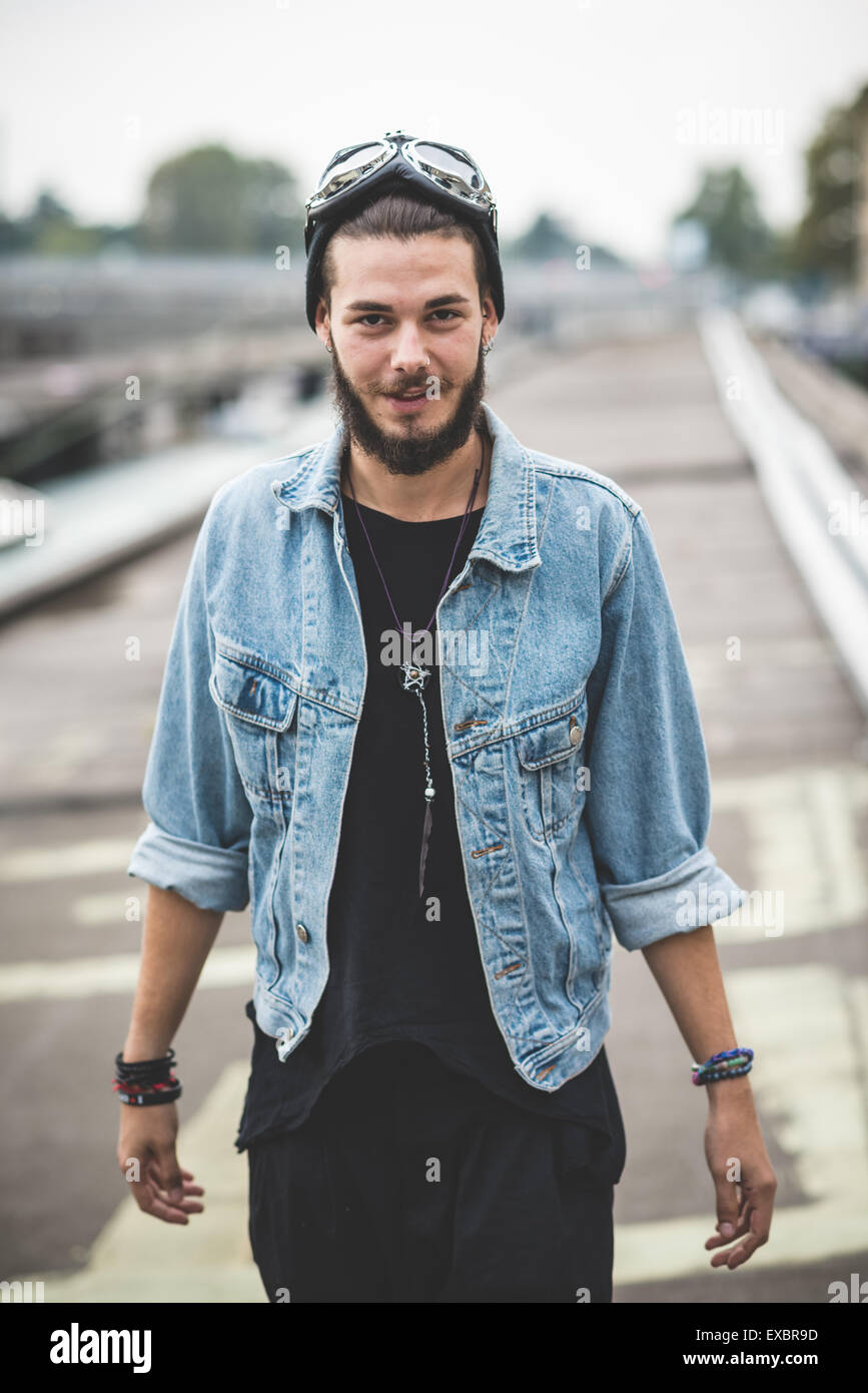 Giovane bello barbuto hipster uomo in città Foto Stock