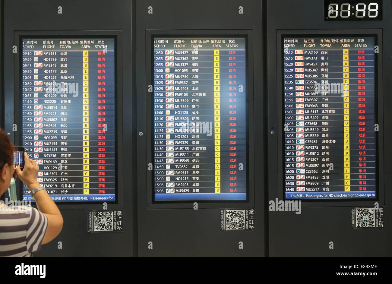 Shanghai, Cina. 11 Luglio, 2015. I voli vengono annullati al Shanghai Hongqiao International Airport a Shanghai in Cina orientale, luglio 11, 2015. Colpite dal tifone Chan-Hom, un totale di 199 voli sono stati annullati all'aeroporto come aeroporto di 11.00 il Sabato. © Ding Ting/Xinhua/Alamy Live News Foto Stock