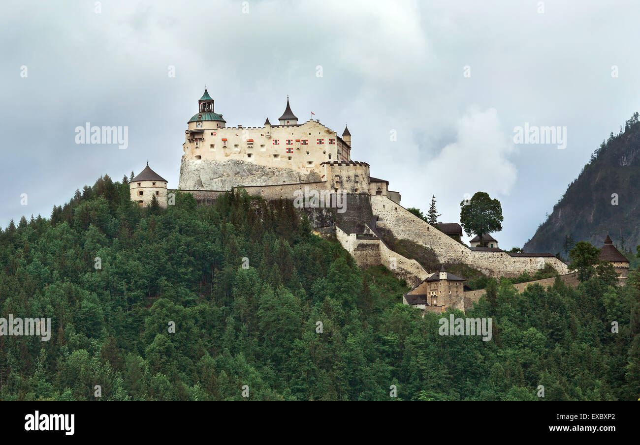 Il castello di Salisburgo in cima a una montagna Foto Stock