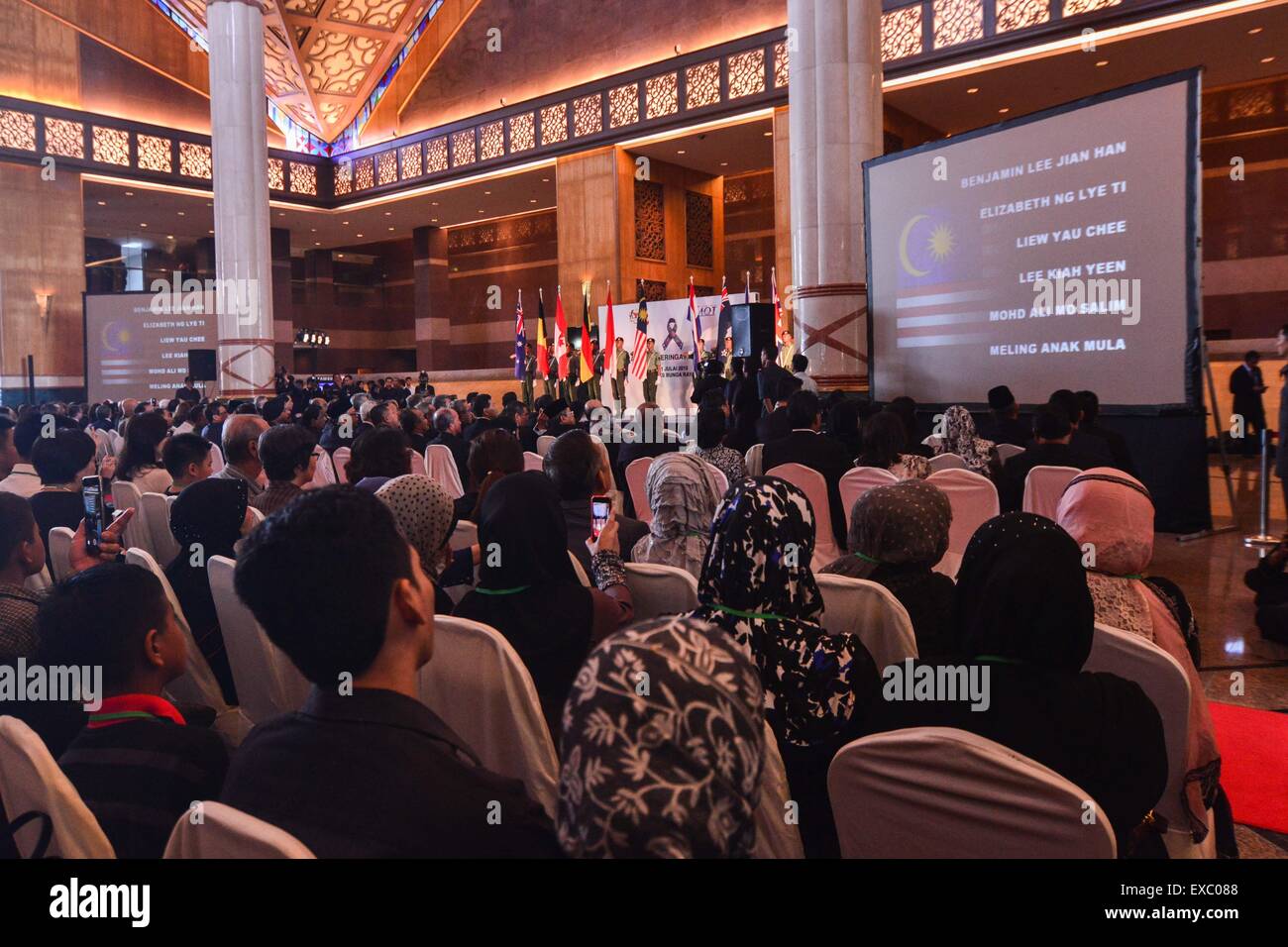 Kuala Lumpur, Malesia. 11 Luglio, 2015. I familiari e parenti prossimi della Malaysia Airlines MH17 vittime frequentare un monumento commemorativo in occasione del primo anniversario della tragedia presso l'Aeroporto Internazionale di Kuala Lumpur in Sepang. Il primo ministro della Malaysia, Najib Razak ha detto qui Sabato che l'indagine penale team ha ora un quadro più chiaro sulle possibili cause del crash di Malaysia Airlines (MAS) volo MH17, ed è attentamente esaminando e studiando tutti gli scenari. Credito: Xinhua/Alamy Live News Foto Stock