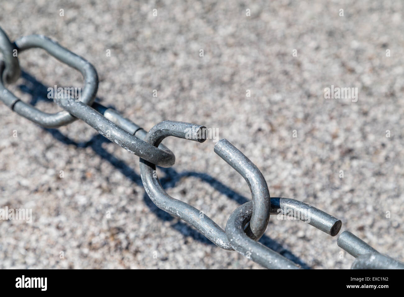 Il collegamento nella catena è apertura: questa debole collegamento definisce il vero punto di forza di questa catena di acciaio Foto Stock